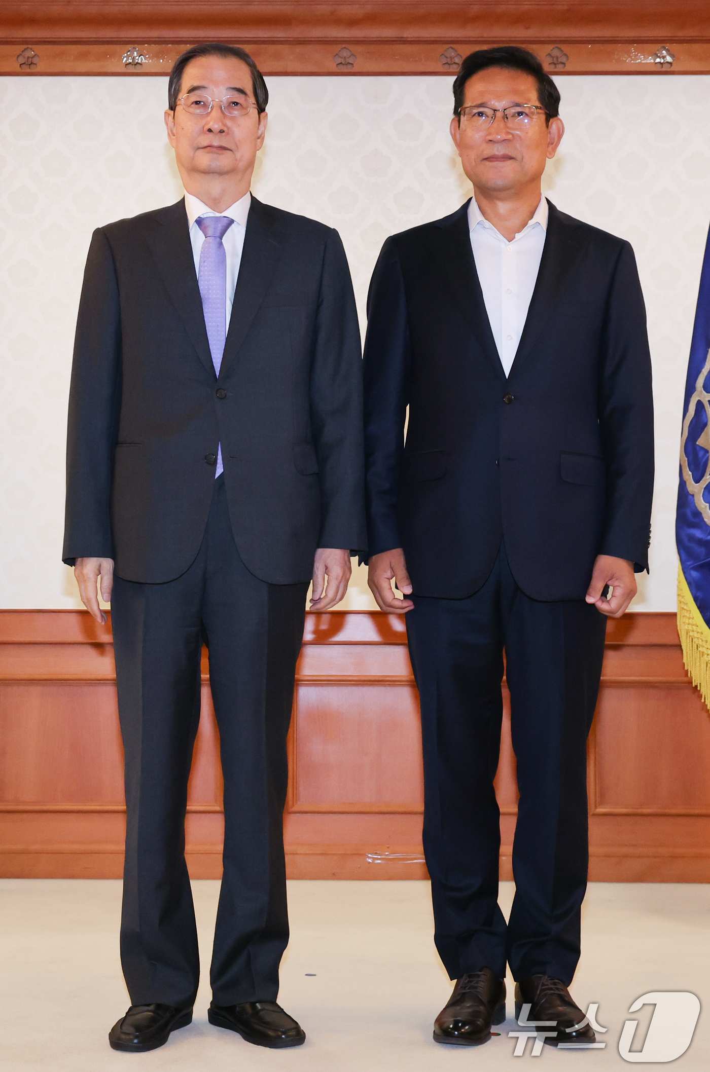 (서울=뉴스1) 허경 기자 = 한덕수 국무총리가 20일 서울 종로구 정부서울청사에서 열린 제6대 중기 옴브즈만 및 규제개혁위원 위촉식에서 박선규 영등포문화재단 이사장에게 민간위원 …