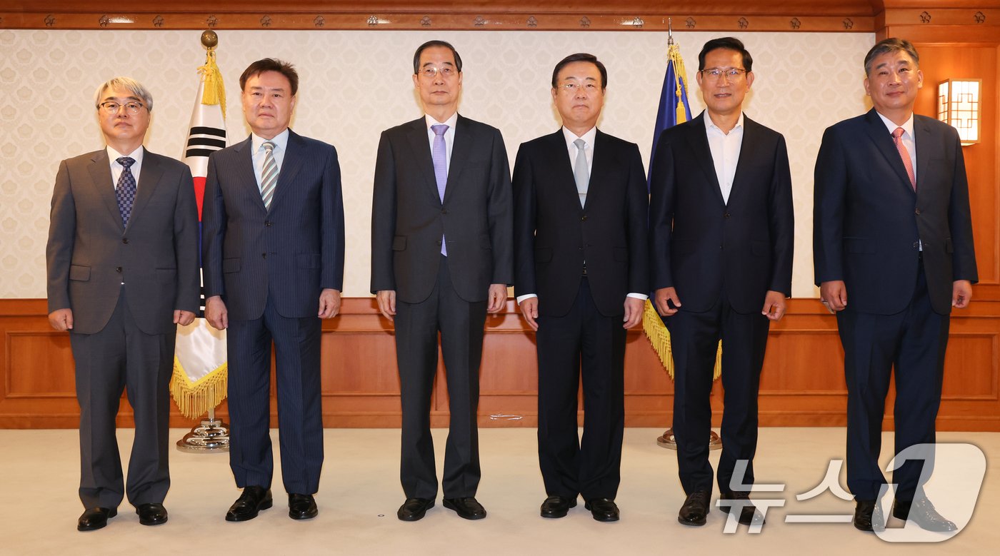 한덕수 국무총리가 20일 서울 종로구 정부서울청사에서 열린 제6대 중기 옴브즈만 및 규제개혁위원 위촉식에서 참석자들과 기념촬영을 하고 있다. 왼쪽부터 이민창 조선대 행정복지학부 교수, 고동수 일정실업 부회장, 한 총리, 김종석 규제개혁위원장, 박선규 영등포문화재단 이사장, 최승재 제21대 국회의원. 2024.8.20/뉴스1 ⓒ News1 허경 기자