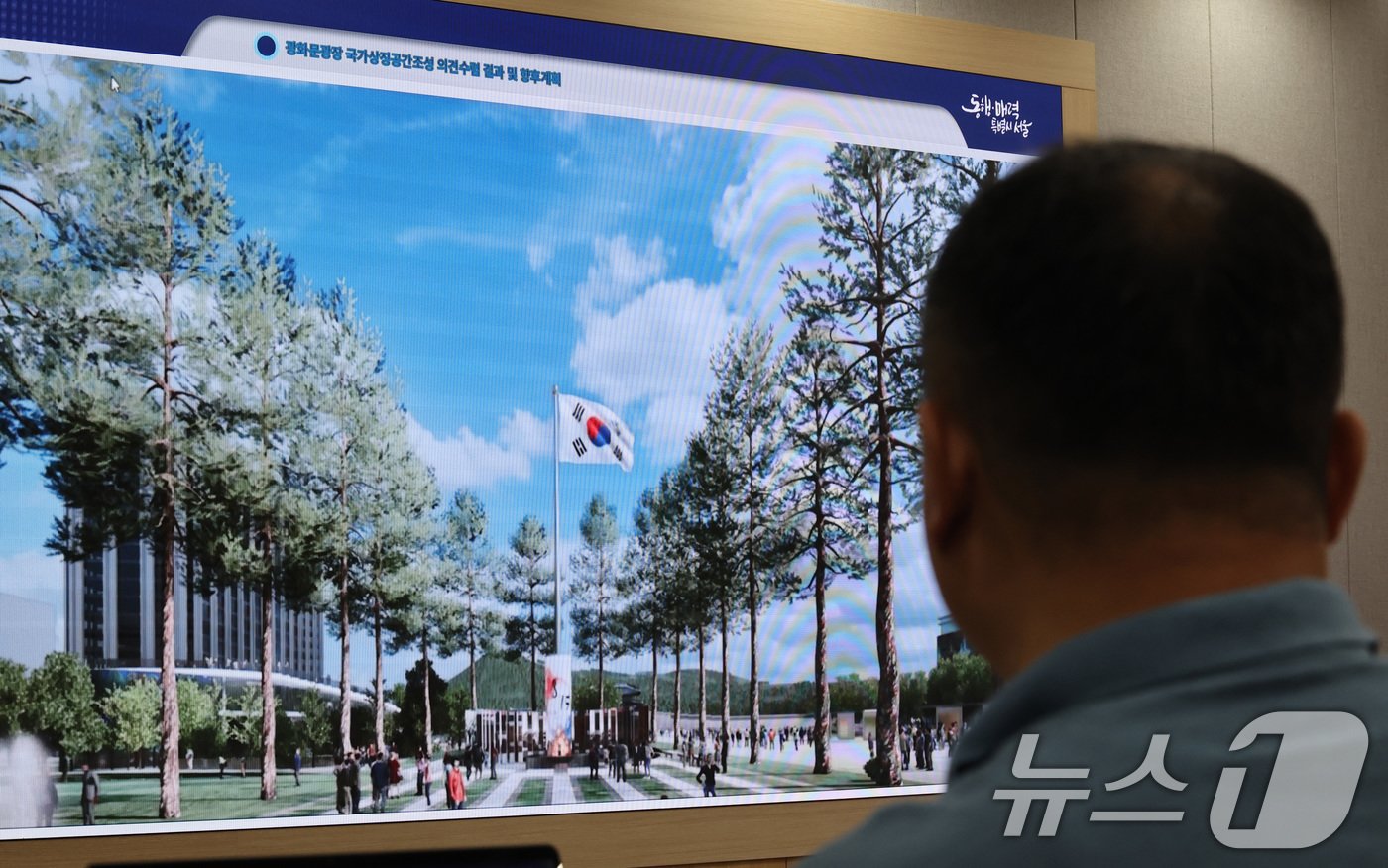 본문 이미지 - 20일 서울 중구 서울시청 브리핑룸에서 열린 광화문광장 국가상징공간 조성 관련 기자간담회에서 서울시 관계자가 향후계획 관련 자료를 바라보고 있다. 2024.8.20/뉴스1 ⓒ News1 박지혜 기자