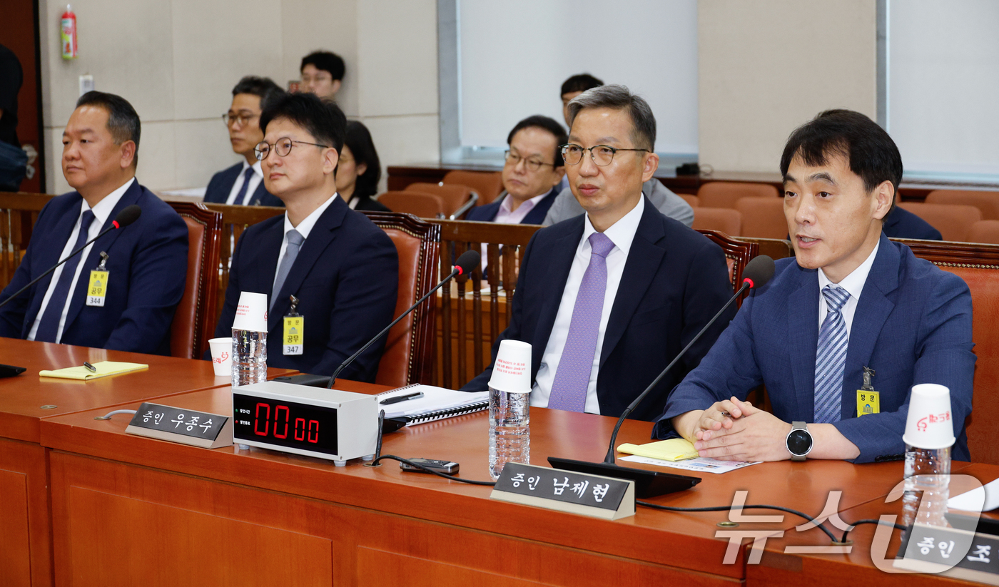 (서울=뉴스1) 안은나 기자 = 남제현 대통령실 국정상황실 행정관이 20일 오전 서울 여의도 국회 행정안전위원회에서 열린 마약수사 외압 의혹 관련 청문회에서 의원 질의에 답하고 있 …