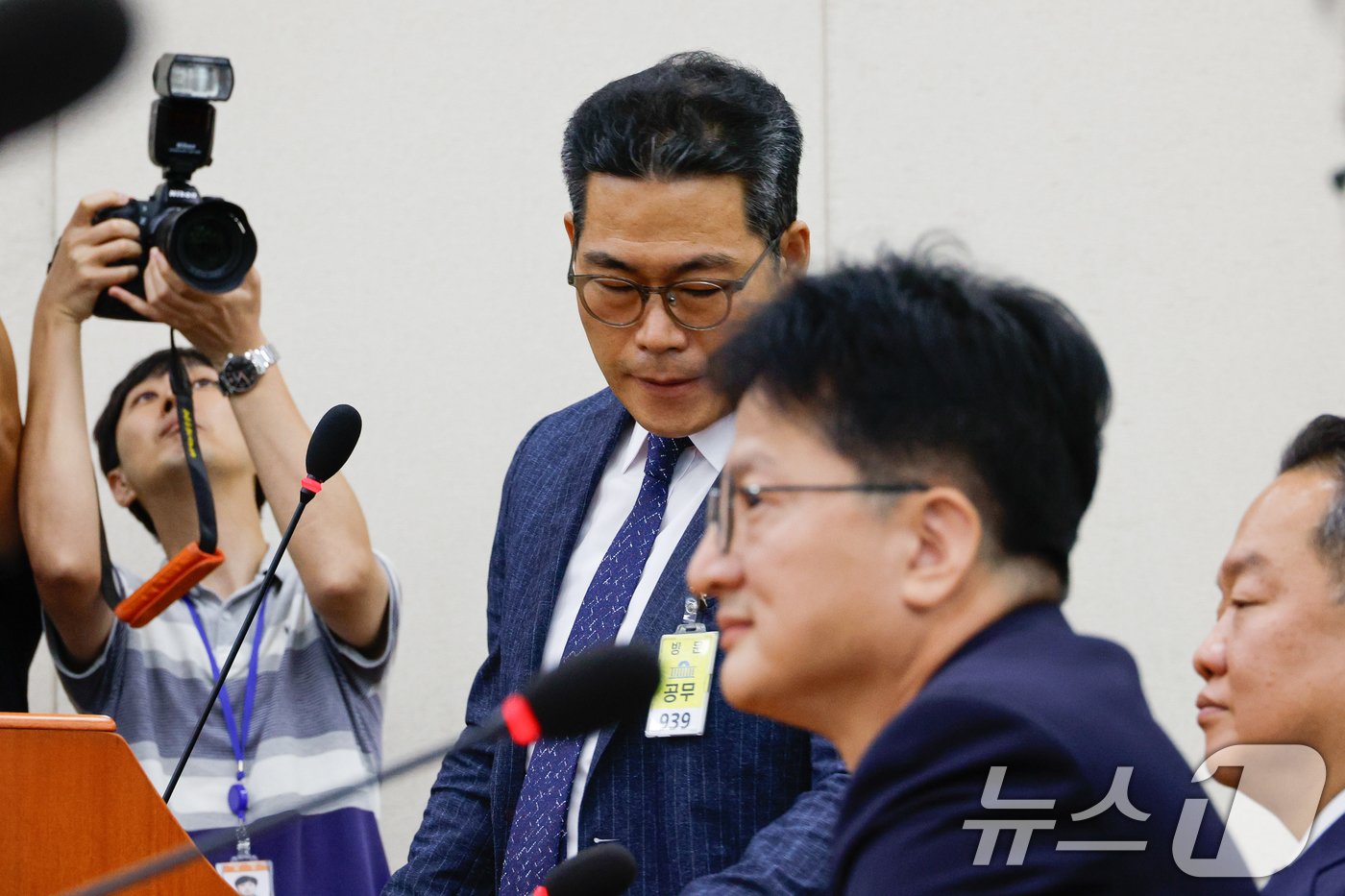 본문 이미지 - 백해룡 경정(전 영등포서 형사과장)이 20일 오전 서울 여의도 국회 행정안전위원회에서 열린 마약수사 외압 의혹 관련 청문회에서 의원 질의에 답한 뒤 자리로 향하고 있다. 오른쪽은 김찬수 대통령실 지방시대비서관실 행정관(전 영등포서장). 백 경정은 김 전 서장이 세관 마약 사건과 관련 "용산에서 심각하게 보고 있다＂며 수사에 압박을 가했다고 주장, 김 전 서장은 이와 같은 지시를 한적이 없다며 반박하고 있다. 2024.8.20/뉴스1 ⓒ News1 안은나 기자