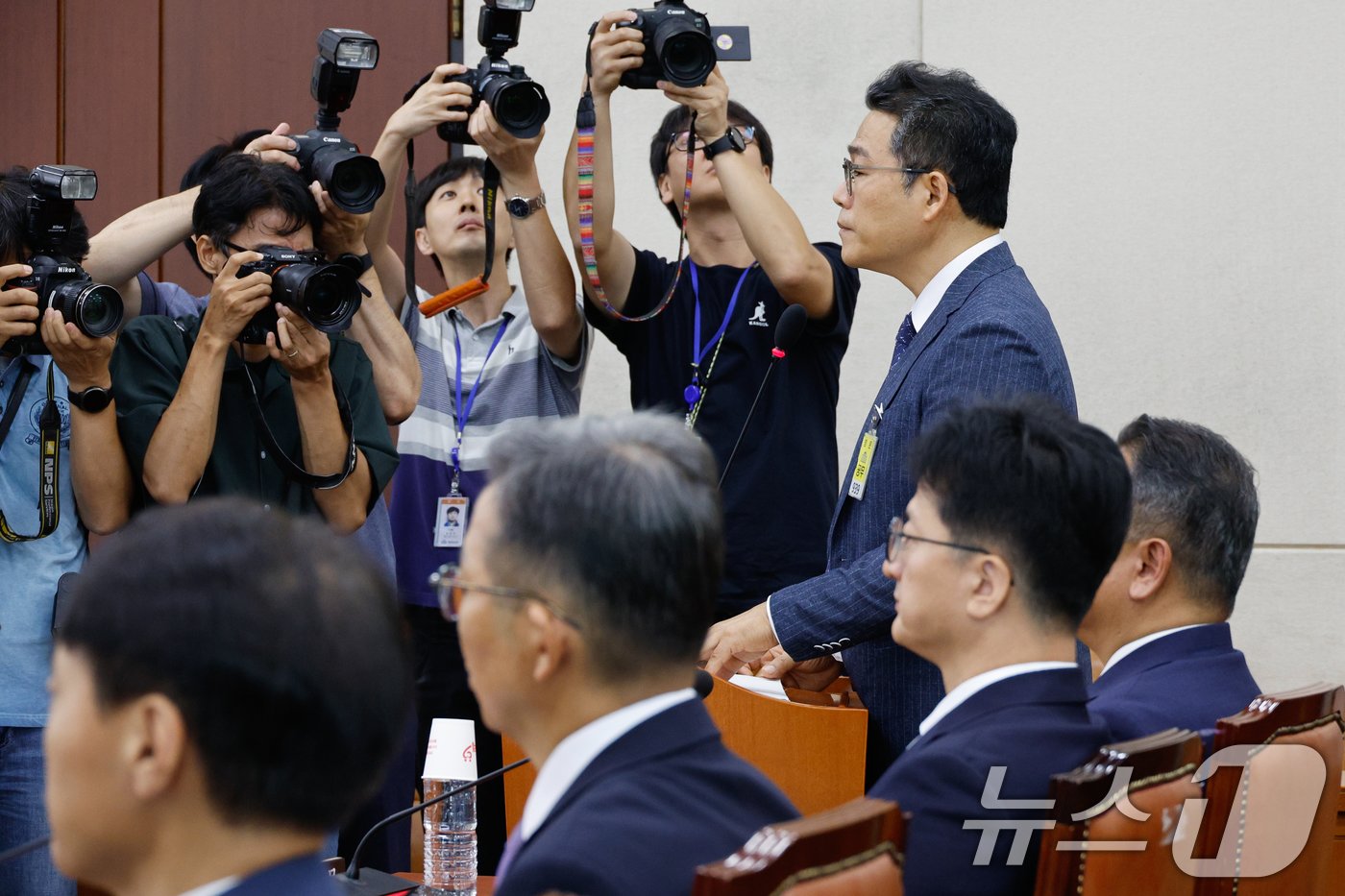 본문 이미지 - 백해룡 경정(전 영등포서 형사과장)이 20일 오전 서울 여의도 국회 행정안전위원회에서 열린 마약수사 외압 의혹 관련 청문회에서 의원 질의에 답하고 있다. 왼쪽 세번째는 김찬수 대통령실 지방시대비서관실 행정관(전 영등포서장). 백 경정은 김 전 서장이 세관 마약 사건과 관련 "용산에서 심각하게 보고 있다＂며 수사에 압박을 가했다고 주장, 김 전 서장은 이와 같은 지시를 한적이 없다며 반박하고 있다. 2024.8.20/뉴스1 ⓒ News1 안은나 기자