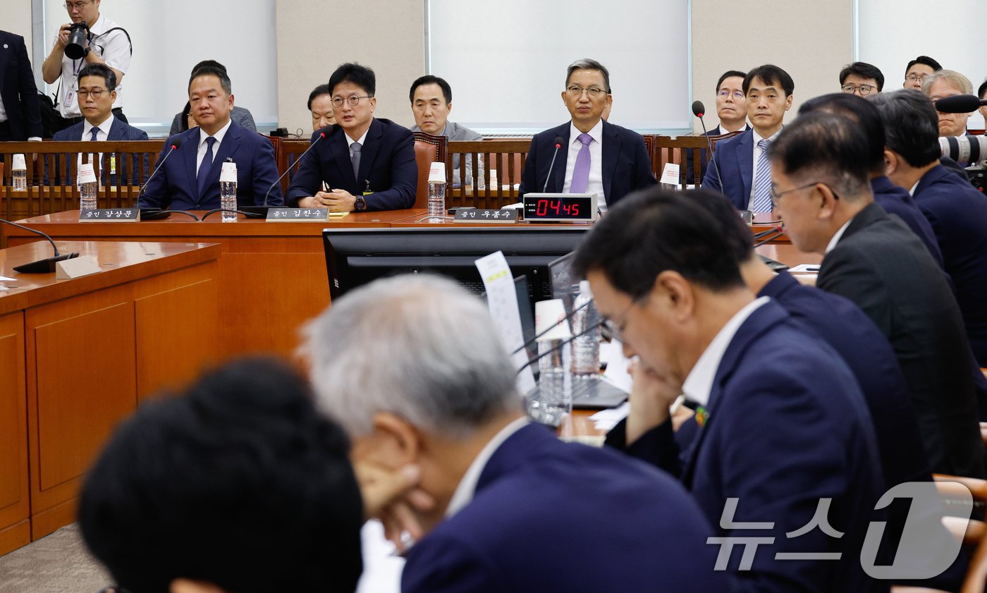 김찬수 대통령실 지방시대비서관실 행정관&#40;전 영등포서장&#41;이 20일 오전 서울 여의도 국회 행정안전위원회에서 열린 마약수사 외압 의혹 관련 청문회에서 의원 질의에 답하고 있다. 두번째줄 왼쪽 첫번째는 백해룡 경정&#40;전 영등포서 형사과장&#41;. 2024.8.20/뉴스1 ⓒ News1 안은나 기자