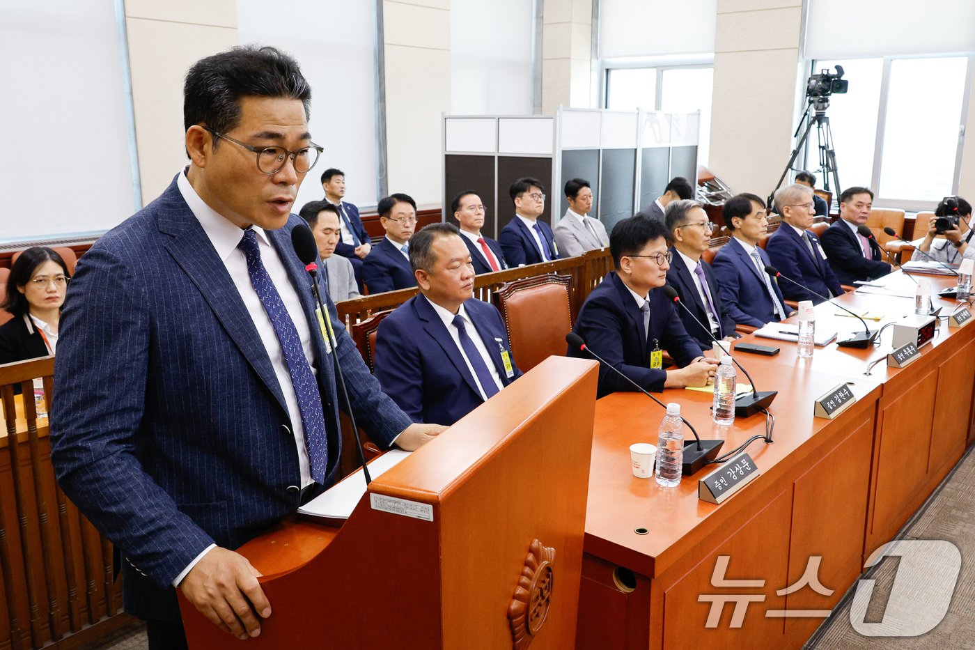 백해룡 경정&#40;전 영등포서 형사과장&#41;이 20일 오전 서울 여의도 국회 행정안전위원회에서 열린 마약수사 외압 의혹 관련 청문회에서 의원 질의에 답하고 있다. 왼쪽 세번째는 김찬수 대통령실 지방시대비서관실 행정관&#40;전 영등포서장&#41;. 2024.8.20/뉴스1 ⓒ News1 안은나 기자