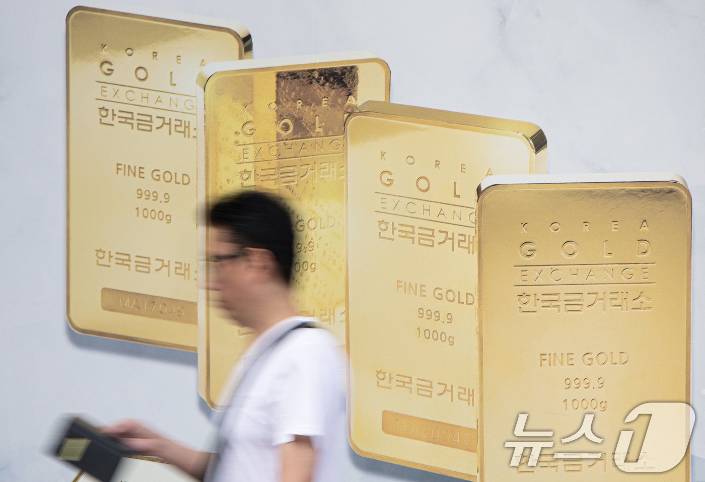 본문 이미지 - 표준 골드바(금괴) 가격이 사상 처음으로 100만달러를 돌파한 20일 오전 서울 종로구에 위치한 한국금거래소 앞으로 한 시민이 지나가고 있다.  ⓒ News1 이재명 기자