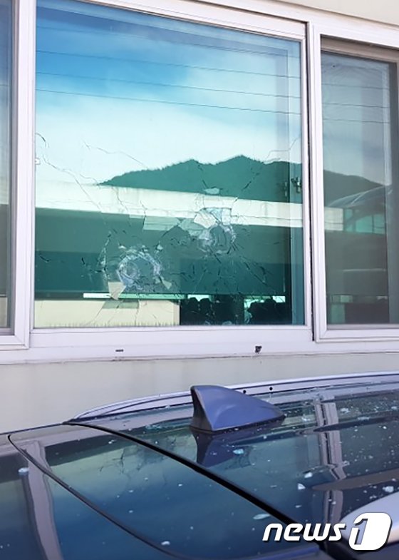 본문 이미지 - 엽총 난사 사고가 난 소천면사무소 유리창에 탄흔이 남아있다. 2018.8.21/뉴스1 ⓒ News1