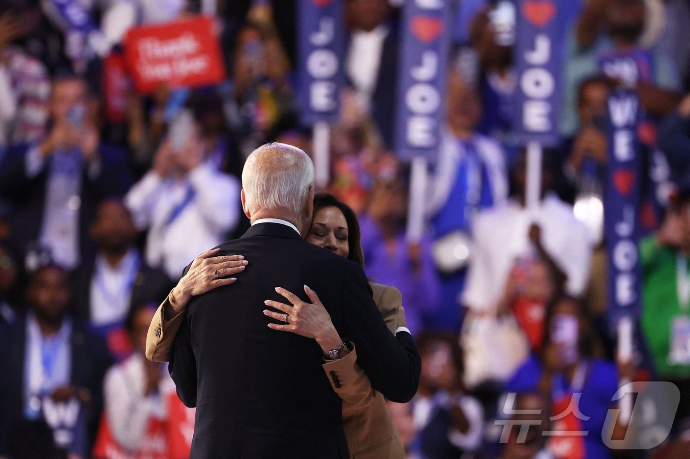 본문 이미지 - 조 바이든 미국 대통령이 연설을 마치고 카멀라 해리스 부통령을 끌어안고 있다.  해리스 부통령이 울컥한 표정이다. ⓒ 로이터=뉴스1 ⓒ News1 박재하 기자