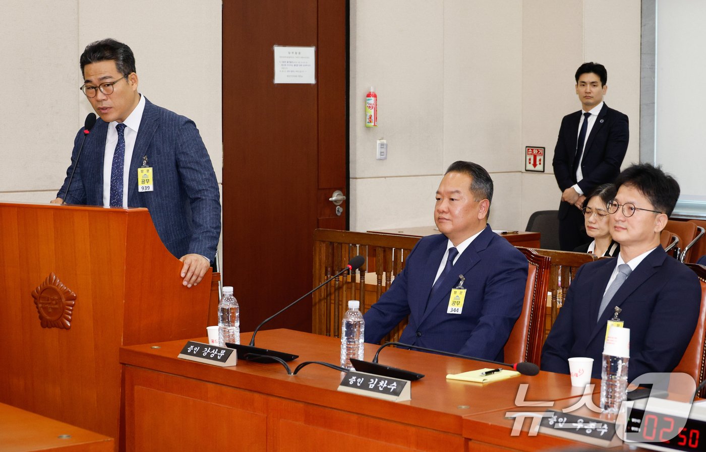 백해룡 경정&#40;전 영등포서 형사과장&#41;이 20일 오전 서울 여의도 국회 행정안전위원회에서 열린 마약수사 외압 의혹 관련 청문회에서 의원 질의에 답하고 있다. 오른쪽 첫번째는 김찬수 대통령실 지방시대비서관실 행정관&#40;전 영등포서장&#41;. 2024.8.20/뉴스1 ⓒ News1 안은나 기자