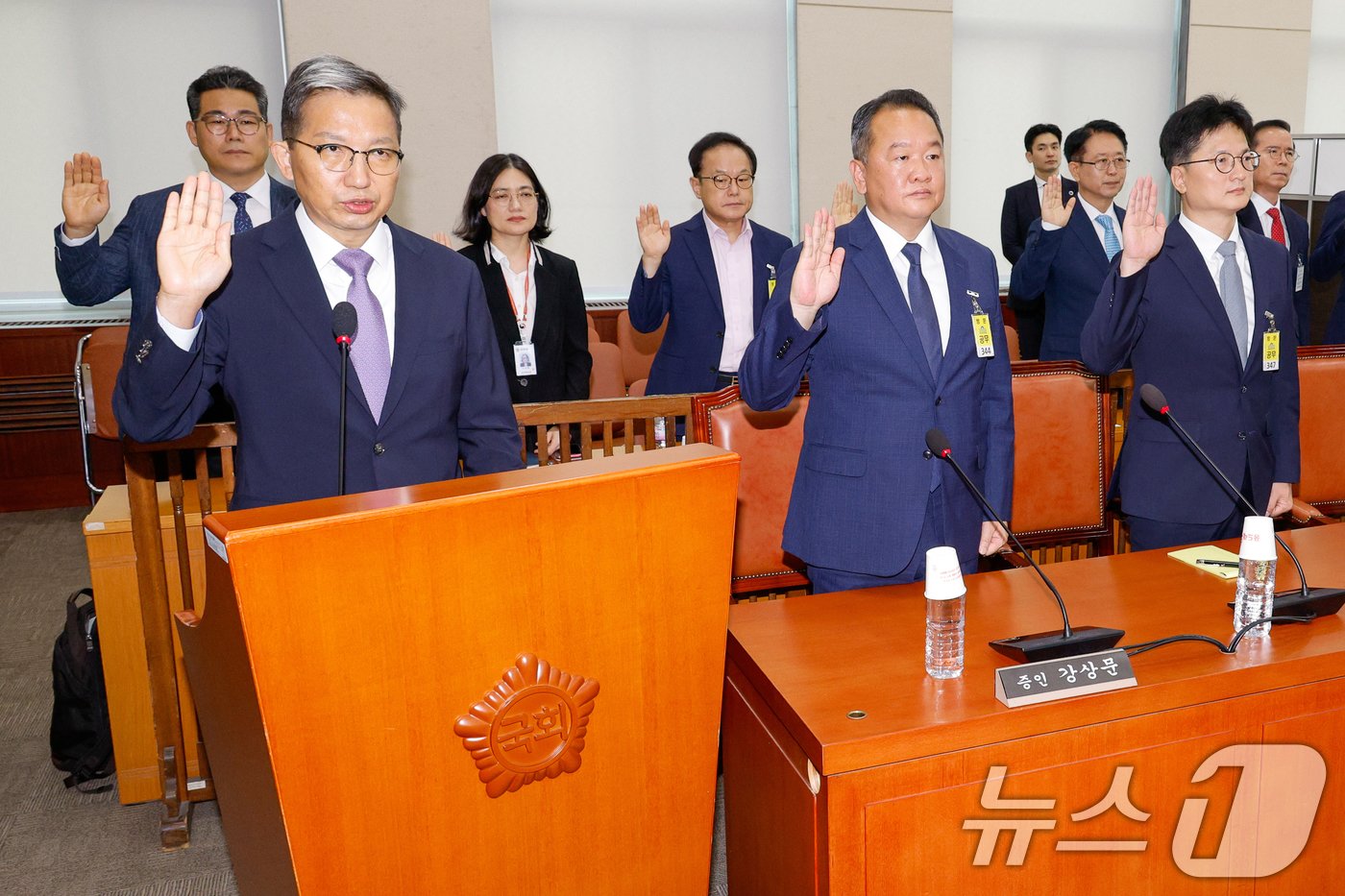 우종수 국가수사본부장&#40;앞줄 왼쪽부터&#41;, 강상문 영등포경찰서장, 김찬수 대통령실 지방시대비서관실 행정관&#40;전 영등포서장&#41;이 20일 오전 서울 여의도 국회 행정안전위원회에서 열린 마약수사 외압 의혹 관련 청문회에 출석해 증인 선서를 하고 있다. 두번째줄 왼쪽은 백해룡 경정&#40;전 영등포서 형사과장&#41;. 2024.8.20/뉴스1 ⓒ News1 안은나 기자