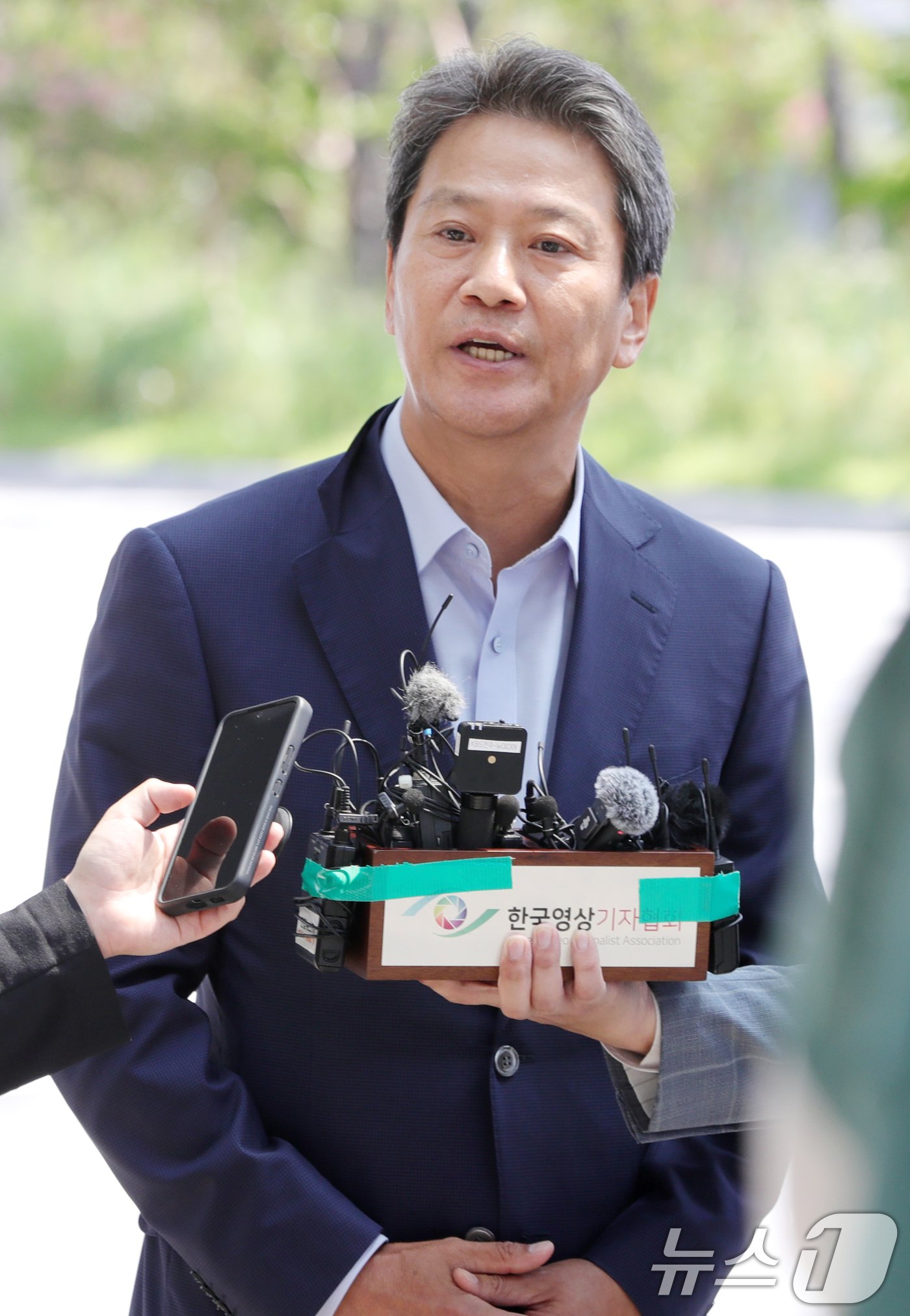 본문 이미지 - 임종석 전 대통령 비서실장이 20일 전북자치도 전주시 전주지검에 참고인 조사를 받기 위해 출석하고 있다 . 검찰은 이상직 전 국회의원이 중소벤처기업진흥공단 이사장으로 임명된 것이 문재인 전 대통령의 전 사위인 서 모 씨의 &#39;타이이스타젯 채용&#39;의 대가로 보고 수사를 진행하고 있다.2024.8.20/뉴스1 ⓒ News1 유경석 기자