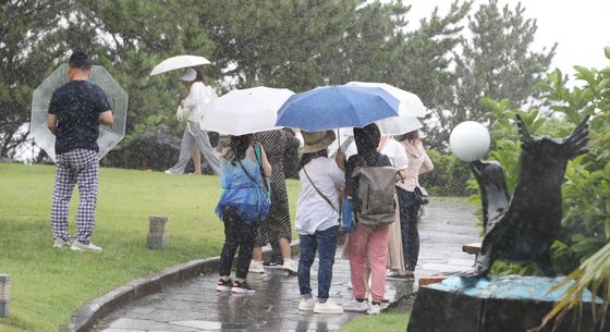 [오늘의 날씨]제주(15일, 금)…비 10~60㎜, 아침 안개