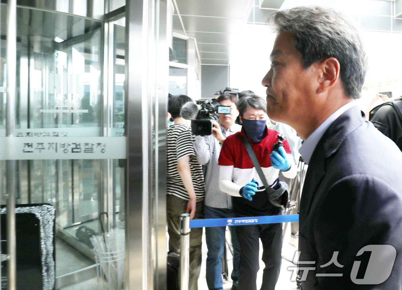 본문 이미지 - 임종석 전 대통령 비서실장이 20일 전북자치도 전주시 전주지검에 참고인 조사를 받기 위해 출석하고 있다 . 검찰은 이상직 전 국회의원이 중소벤처기업진흥공단 이사장으로 임명된 것이 문재인 전 대통령의 전 사위인 서 모 씨의 &#39;타이이스타젯 채용&#39;의 대가로 보고 수사를 진행하고 있다.2024.8.20/뉴스1 ⓒ News1 유경석 기자