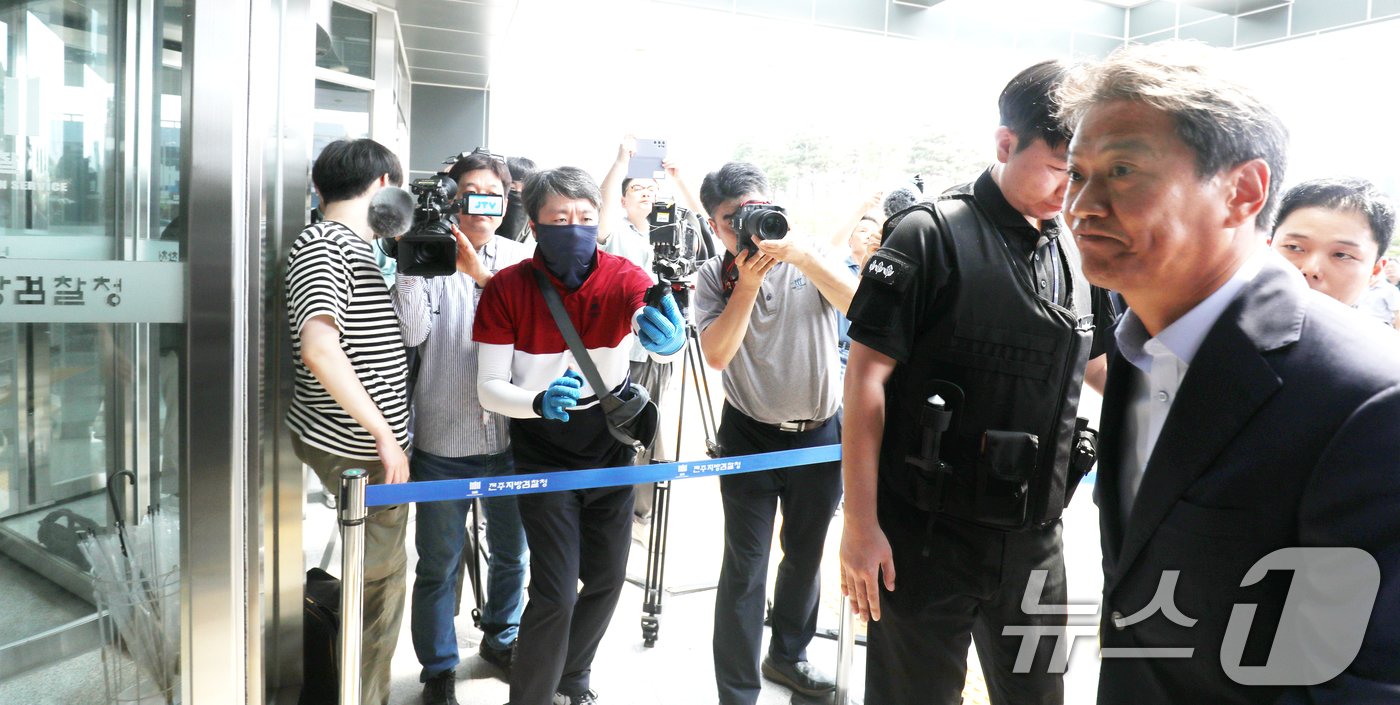 본문 이미지 - 임종석 전 대통령 비서실장이 20일 전북자치도 전주시 전주지검에 참고인 조사를 받기 위해 출석하고 있다 .2024.8.20/뉴스1 ⓒ News1 유경석 기자