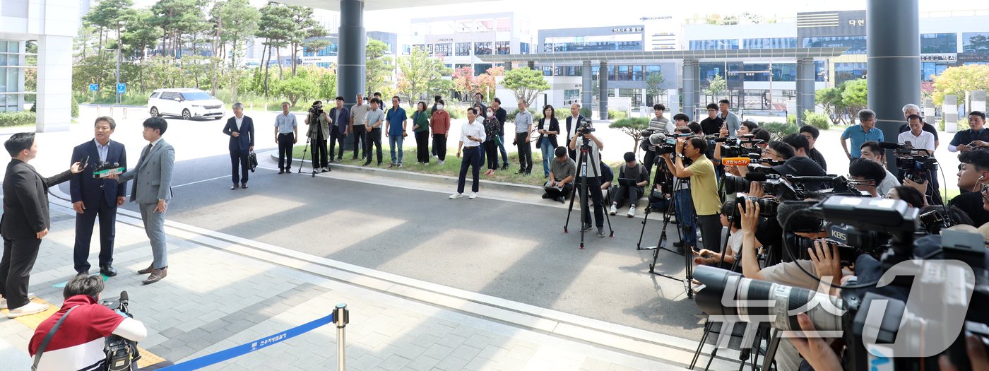 본문 이미지 - 임종석 전 대통령 비서실장이 20일 전북자치도 전주시 전주지검에 참고인 조사를 받기 위해 출석하고 있다 ..2024.8.20/뉴스1 ⓒ News1 유경석 기자