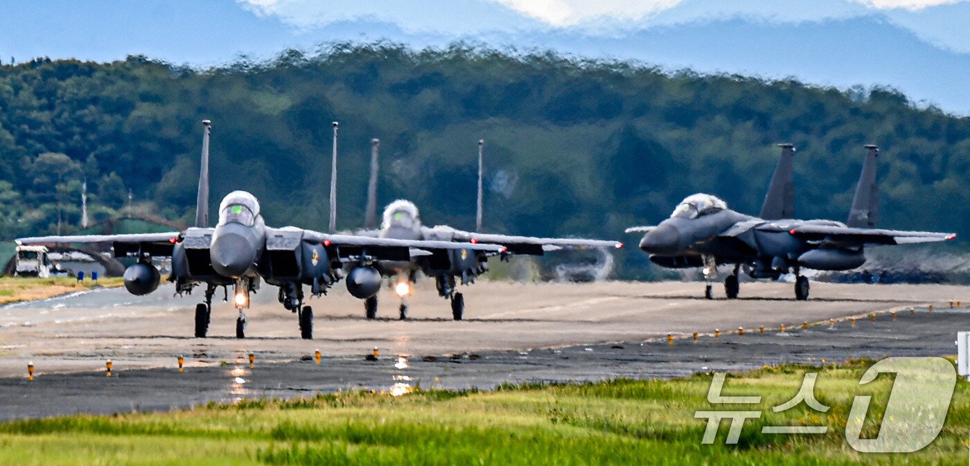F-15K fighter jets from the Air Force&#39;s 11th Fighter Wing taxi on the ground before training. &#40;Provided by the Air Force&#41; 2024.8.20/News1