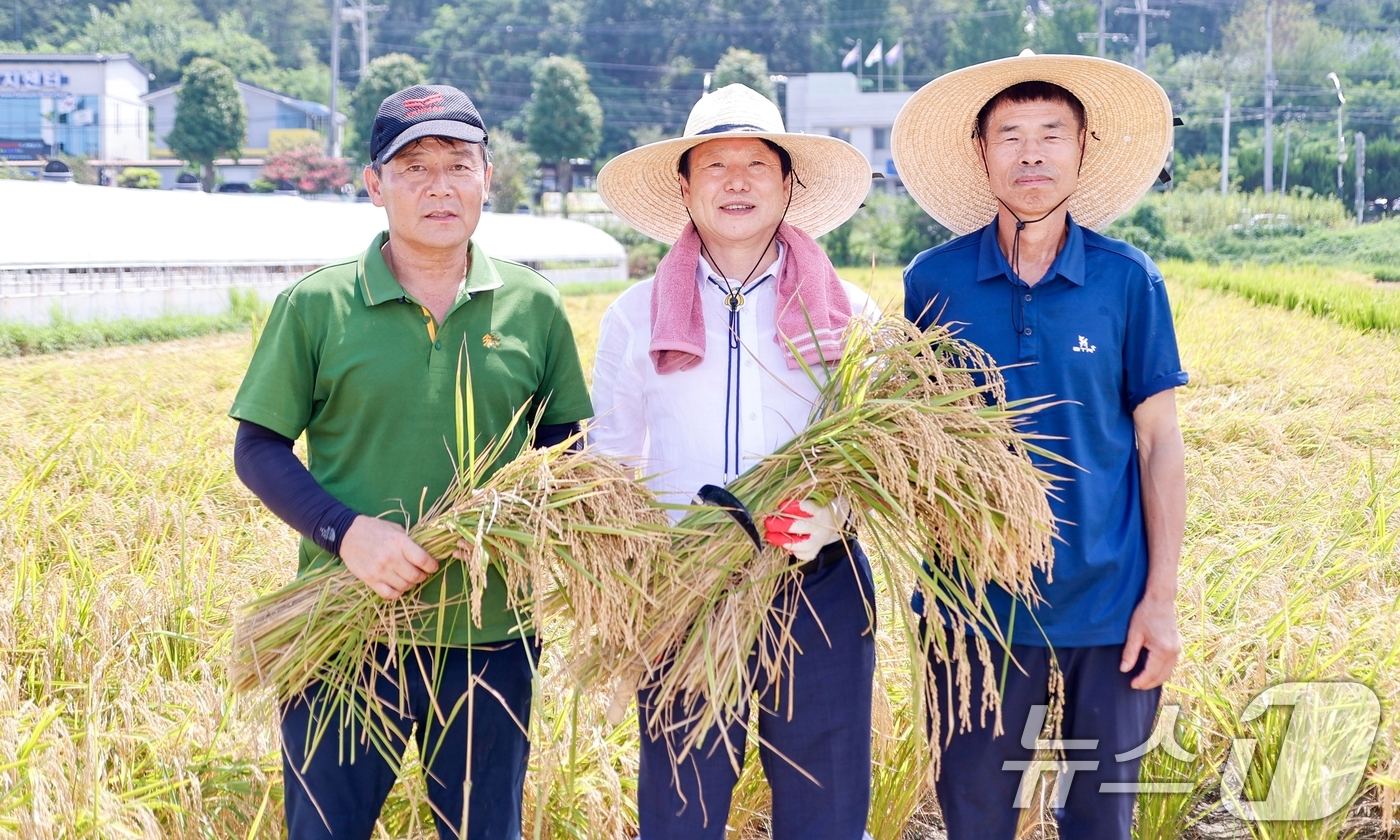 (성주=뉴스1) 정우용 기자 = 이병환 성주군수(가운데)가 20일 첫 벼베기가 실시된 월항면 방경용씨 논에서 기념사진을 찍고 있다. (성주군 제공) 2024.8.20/뉴스1