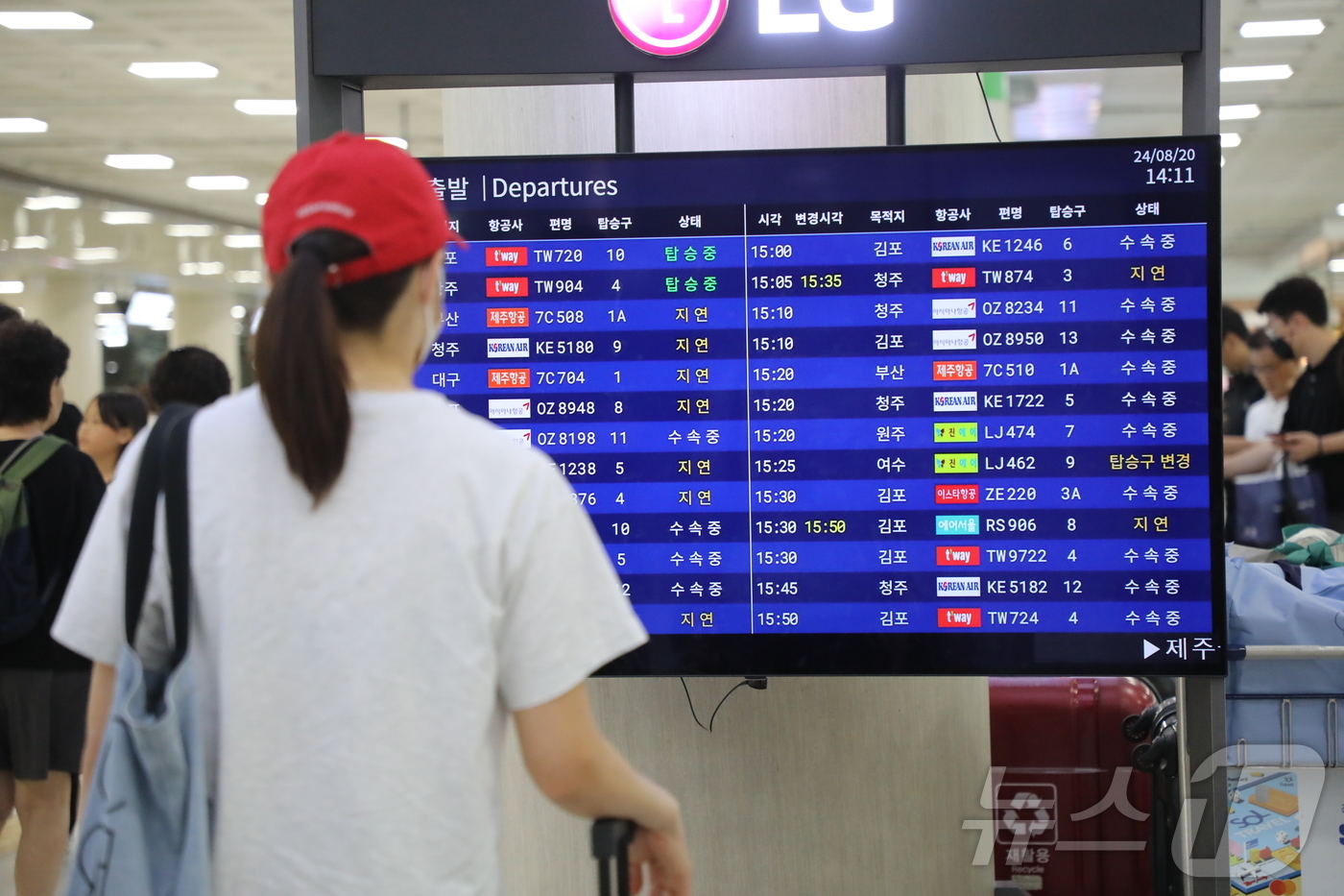 (제주=뉴스1) 홍수영 기자 = 제9호 태풍 \'종다리\'가 북상하고 있는 20일 오후 제주국제공항 국내선 탑승장에서 이용객이 항공편 운항 정보를 보고 있다. 태풍은 이날 오후 6 …