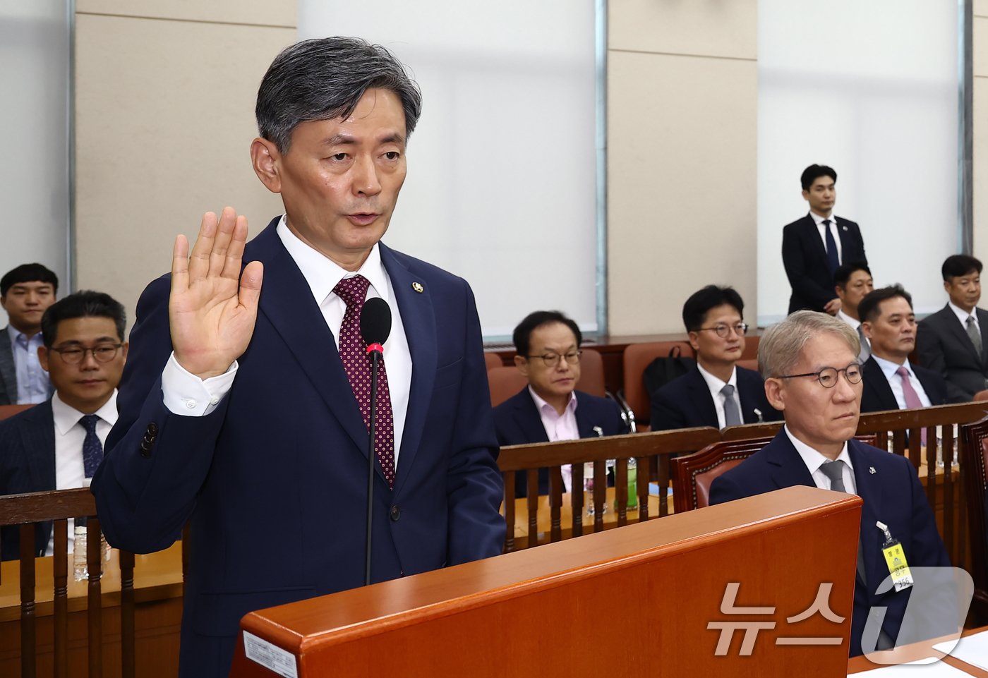 조지호 경찰청장이 20일 오후 서울 여의도 국회 행정안전위원회에서 열린 마약수사 외압 의혹 관련 청문회에 출석해 증인 선서를 하고 있다. 2024.8.20/뉴스1 ⓒ News1 김민지 기자