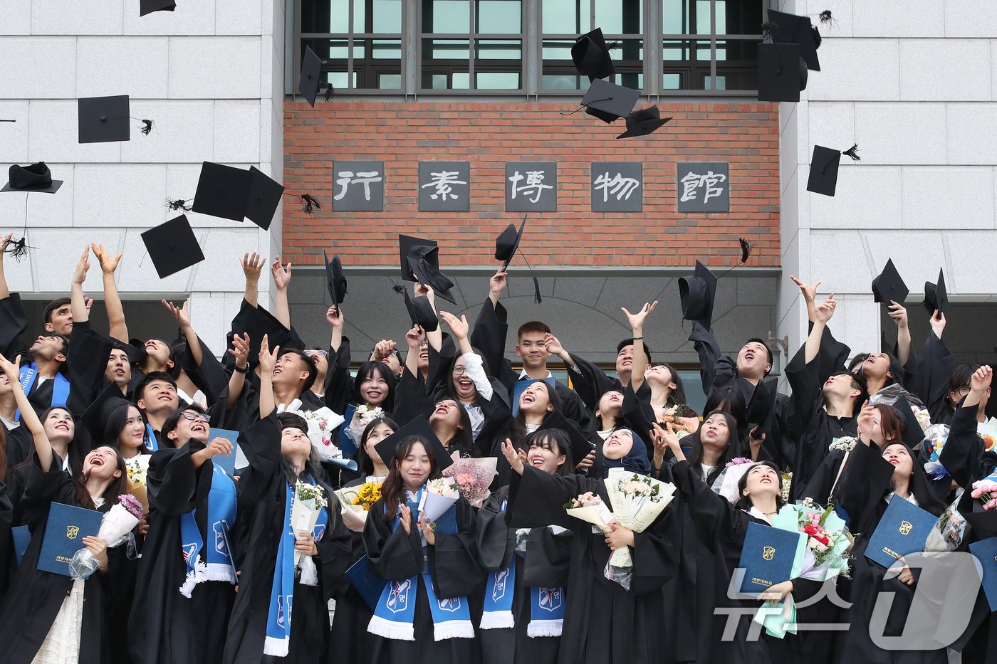 20일 오전 대구 달서구 계명대학교 성서캠퍼스에서 열린 &#39;2023학년도 후기 학위수여식&#39;을 마친 외국인 유학생들이 학사모를 던지며 졸업을 축하하는 기념사진을 찍고 있다. 2024.8.20/뉴스1 ⓒ News1 공정식 기자