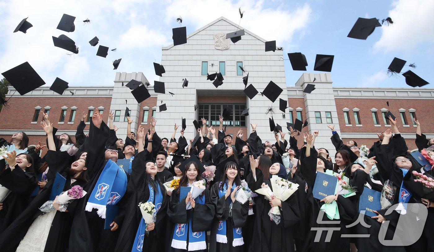 20일 오전 대구 달서구 계명대학교 성서캠퍼스에서 열린 &#39;2023학년도 후기 학위수여식&#39;을 마친 외국인 유학생들이 학사모를 던지며 졸업을 축하하는 기념사진을 찍고 있다. 2024.8.20/뉴스1 ⓒ News1 공정식 기자