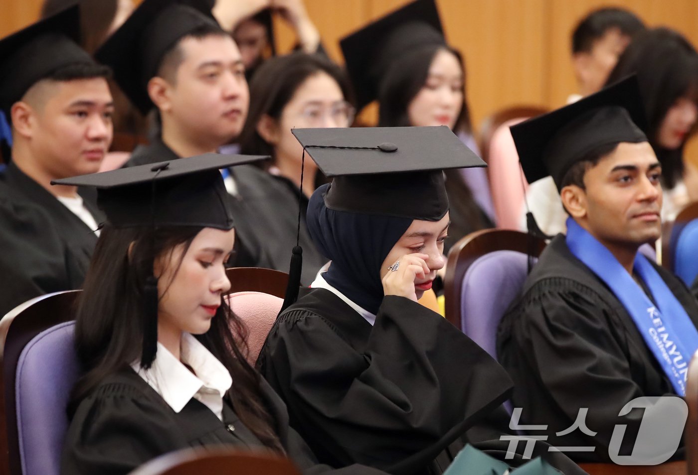 대구 달서구 계명대학교 성서캠퍼스에서 20일 열린 &#39;학위수여식&#39;에서 한 외국인 유학생이 눈물을 훔치고 있다. /뉴스1 ⓒ News1 공정식 기자