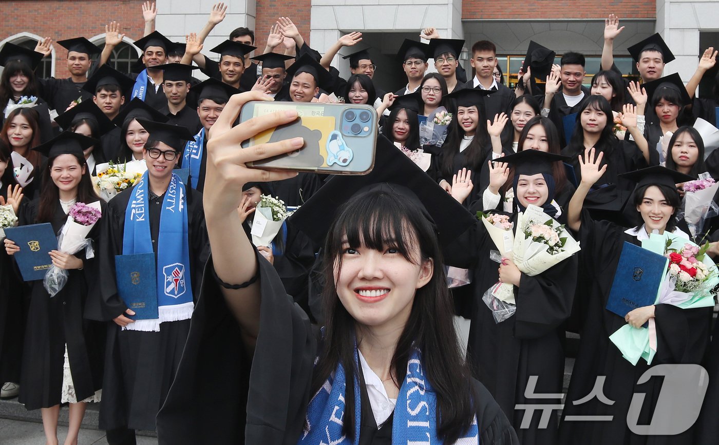 20일 오전 대구 달서구 계명대학교 성서캠퍼스에서 열린 &#39;2023학년도 후기 학위수여식&#39;을 마친 외국인 유학생들이 기념사진을 찍고 있다. 2024.8.20/뉴스1 ⓒ News1 공정식 기자