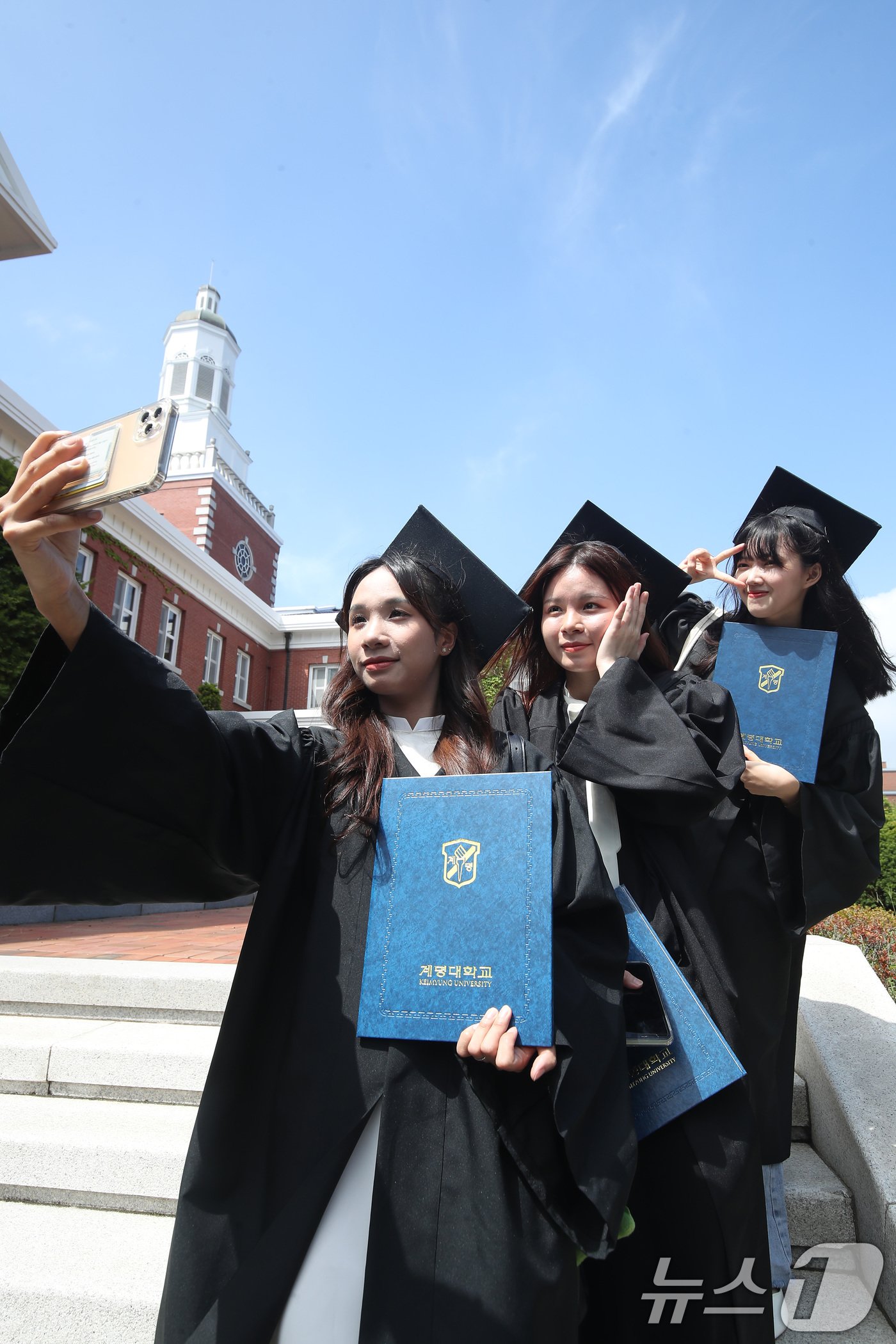 20일 오전 대구 달서구 계명대학교 성서캠퍼스에서 열린 &#39;2023학년도 후기 학위수여식&#39;을 마친 외국인 유학생들이 기념사진을 찍고 있다. 2024.8.20/뉴스1 ⓒ News1 공정식 기자