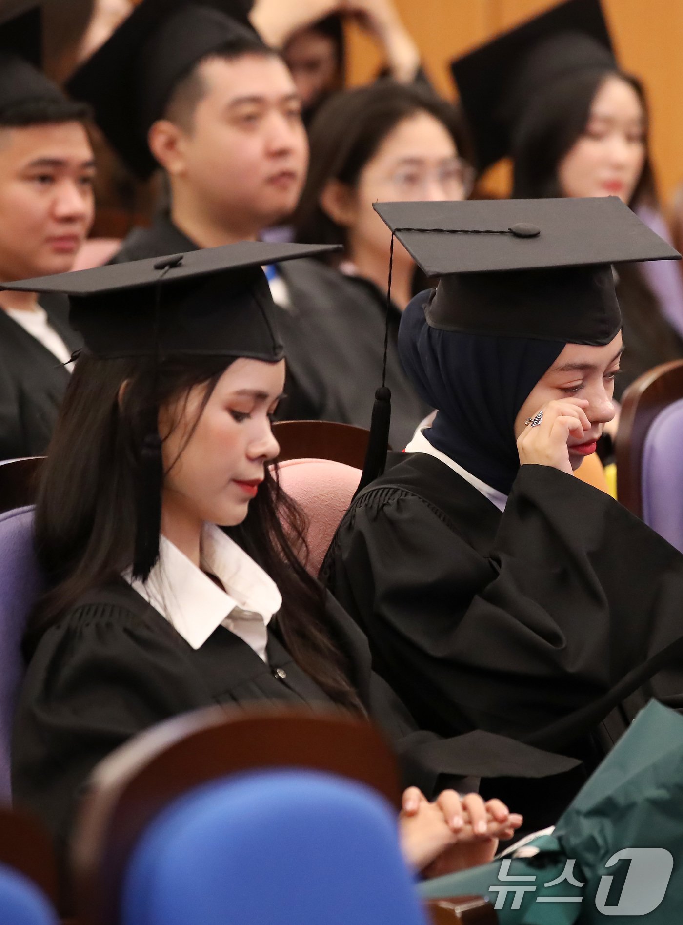 20일 오전 대구 달서구 계명대학교 성서캠퍼스에서 열린 &#39;2023학년도 후기 학위수여식&#39;에서 한 외국인 유학생이 눈물을 훔치고 있다. 2024.8.20/뉴스1 ⓒ News1 공정식 기자