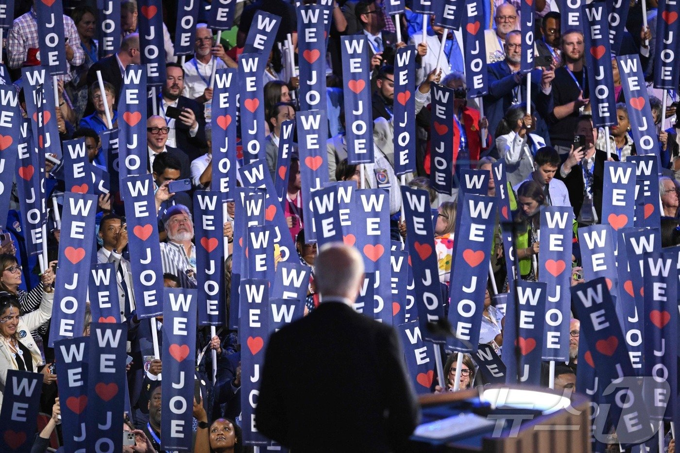 본문 이미지 -  바이든 대통령을 향해 지지자들이 '우리는 조를 사랑한다'고 쓰인 팻말을 일제히 들어보이고 있다. ⓒ AFP=뉴스1 ⓒ News1 정지윤기자