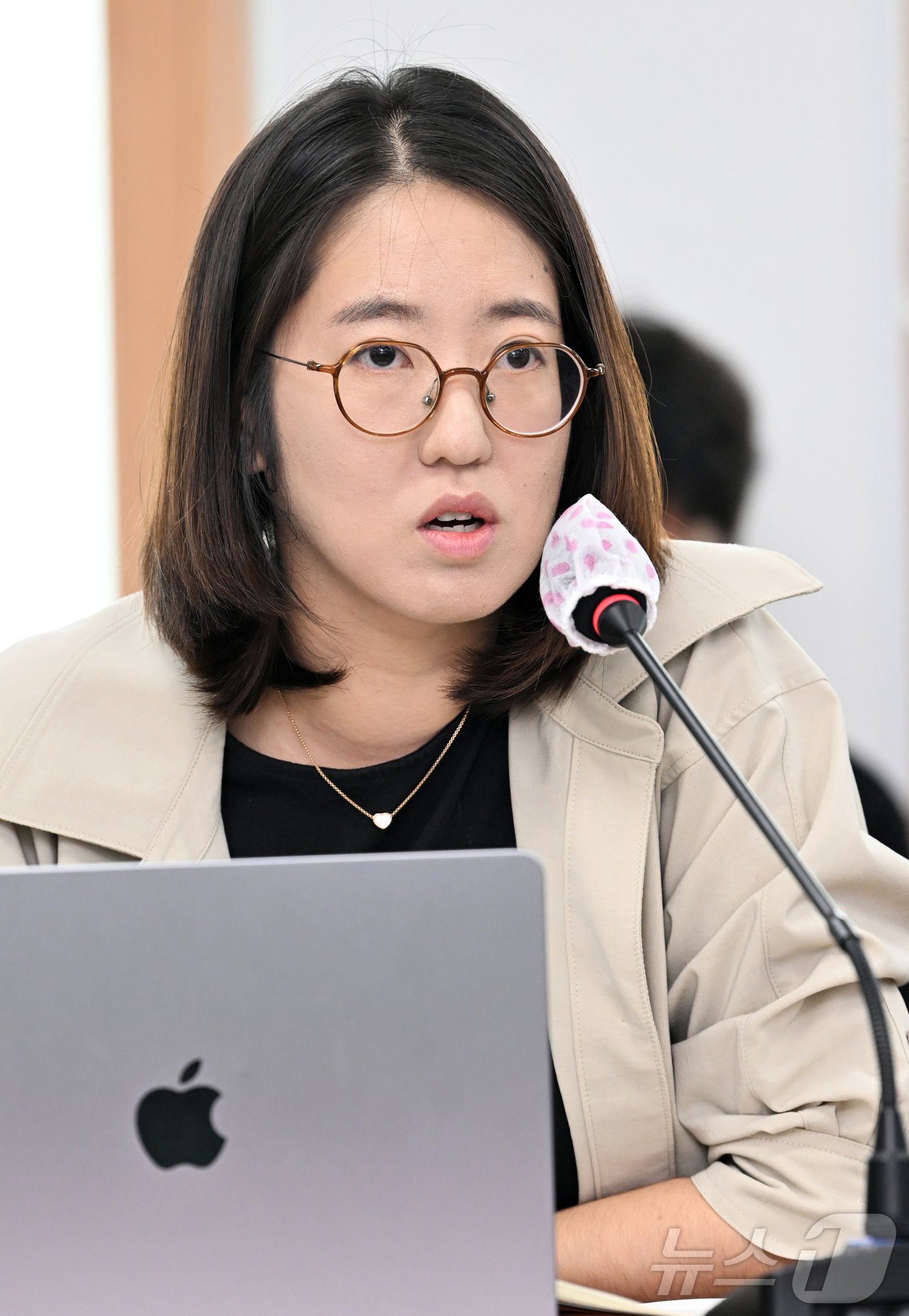 동물권연구변호사단체 PNR&#40;People for Non-human Rights&#41; 소속 이혜윤 변호사가 20일 오후 제주특별자치도의회 소회의실에서 열린 &#39;제주도 동물보호·복지조례 개정을 위한 정책 토론회&#39;에서 발언하고 있다.&#40;제주특별자치도의회 제공&#41;