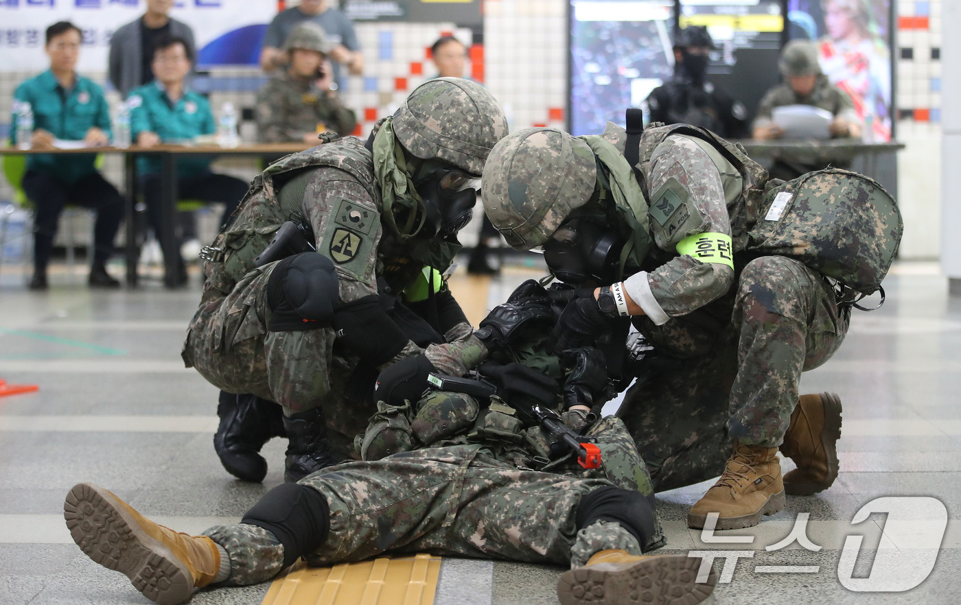 (서울=뉴스1) 임세영 기자 = 20일 오후 서울 서초구 교대역에서 열린 2024 을지연습 대테러 실제 훈련에서 210여단 장병들이 화생방 대테러 훈련을 있다. 2024.8.20/ …