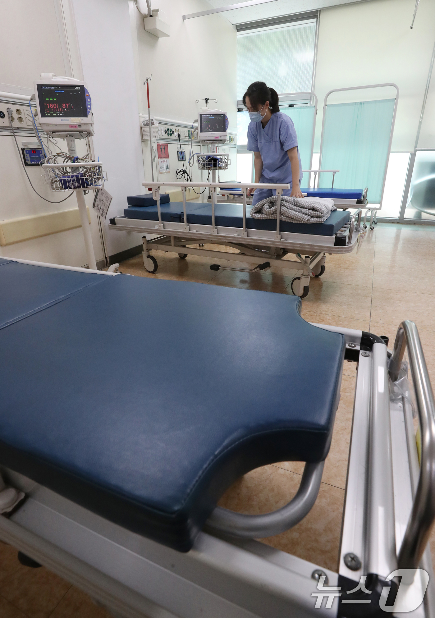 (수원=뉴스1) 김영운 기자 = 신종 코로나바이러스 감염증(코로나19) 환자가 가파르게 증가하고 있는 20일 경기 수원시 장안구 경기도의료원 수원병원 응급실에서 간호사가 코호트 격 …