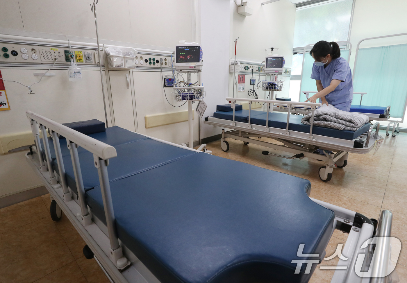 (수원=뉴스1) 김영운 기자 = 신종 코로나바이러스 감염증(코로나19) 환자가 가파르게 증가하고 있는 20일 경기 수원시 장안구 경기도의료원 수원병원 응급실에서 간호사가 코호트 격 …