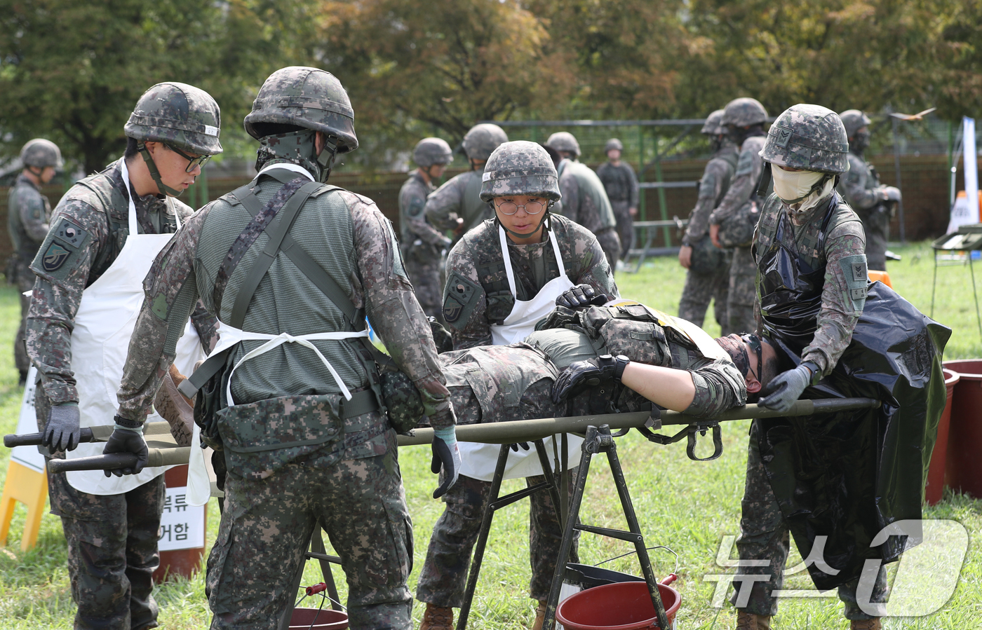(수원=뉴스1) 김영운 기자 = 20일 경기 수원시 영통구 국토지리정보원에서 열린 '화생방테러 대비 민·관·군·경·소방 통합대응훈련'에서 육군 제51보병사단 수원대대 장병들이 화생 …