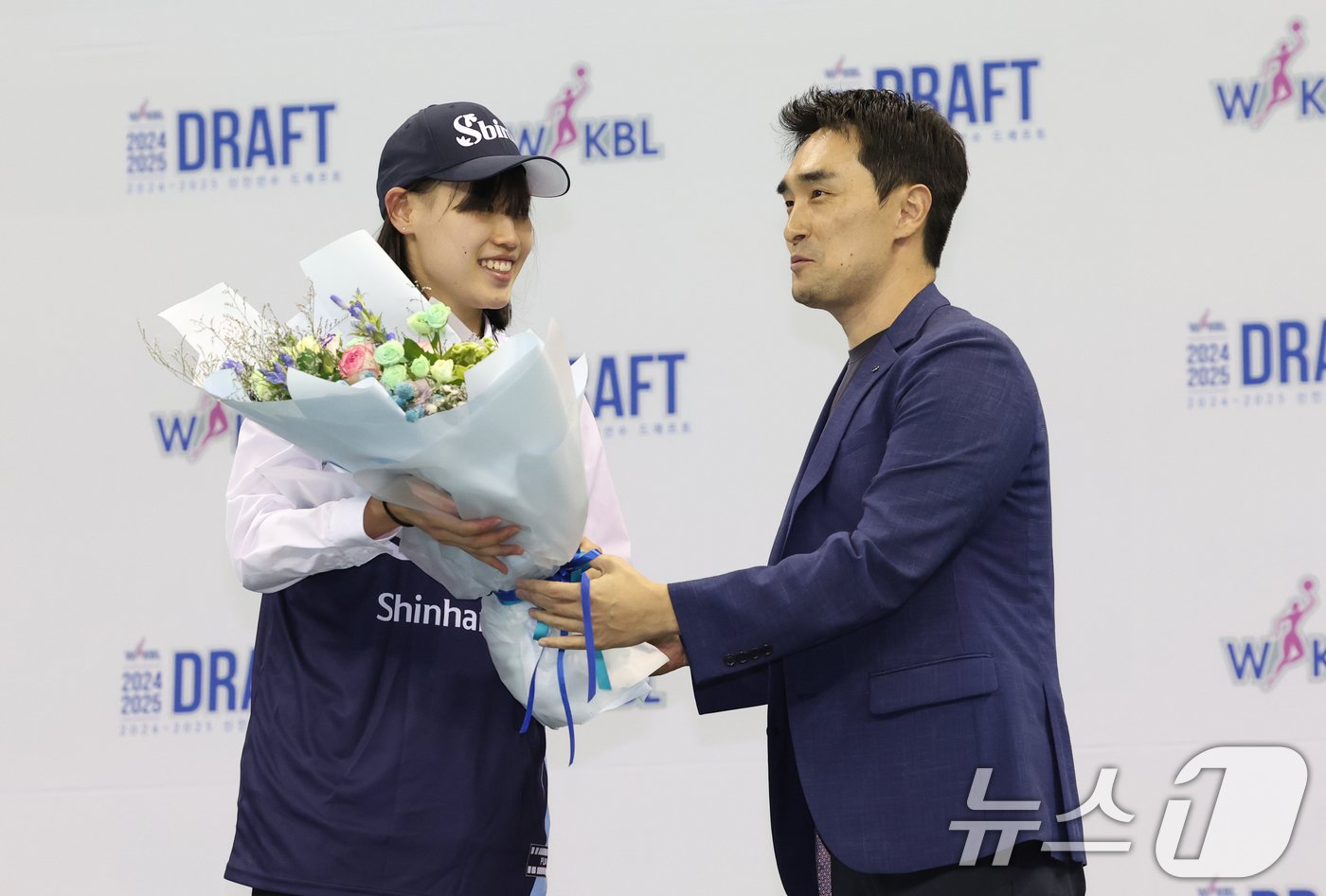 본문 이미지 - 20일 오후 경기도 부천시 부천체육관에서 열린 2024~2025 여자농구 WKBL 신인선수 드래프트에서 신한은행 구나단 감독이 1라운드 1순위로 홍유순&#40;오사카 산업대학 중퇴&#41;을 지명하고 있다. 2024.8.20/뉴스1 ⓒ News1 김명섭 기자