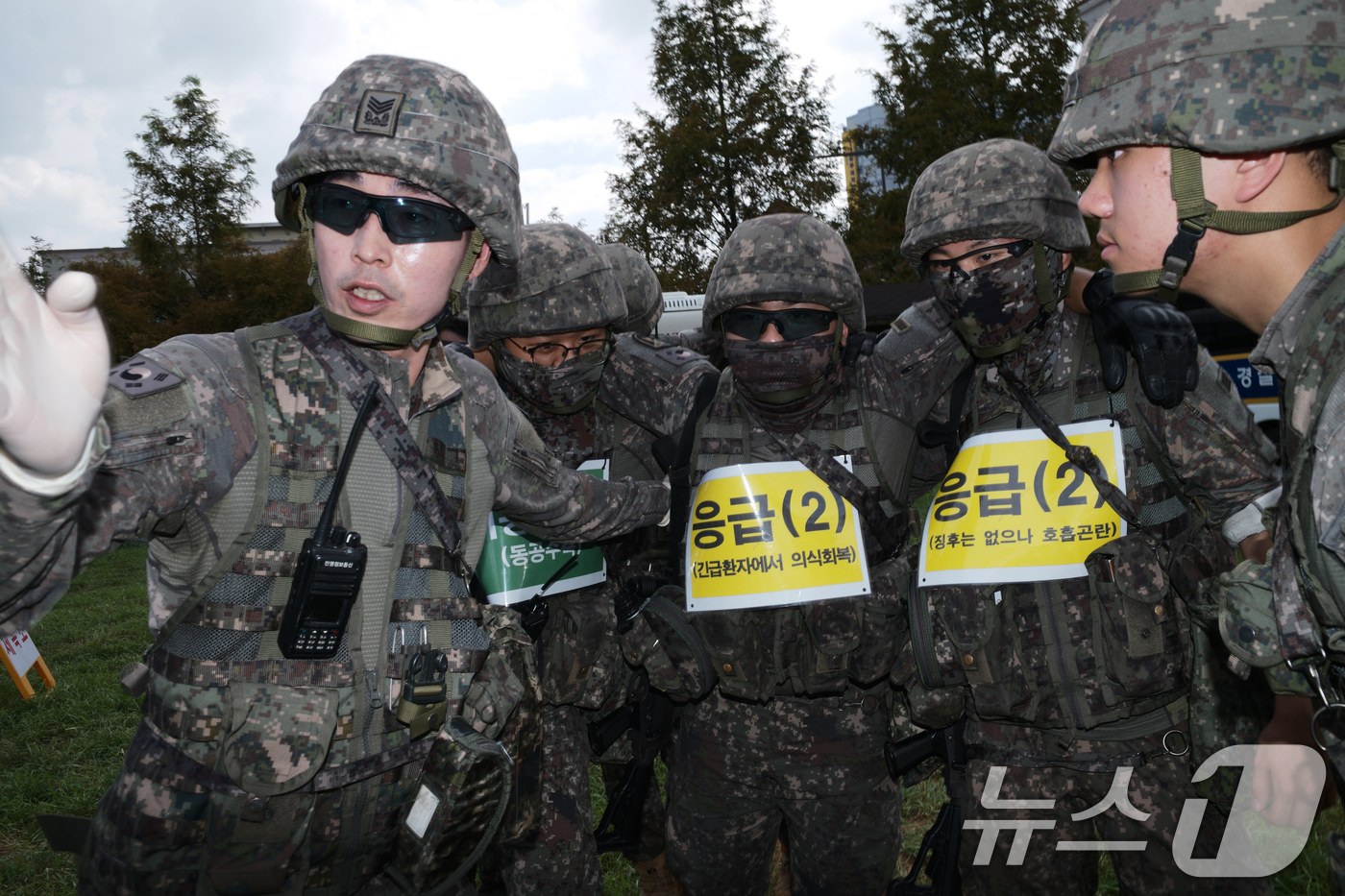 (수원=뉴스1) 김영운 기자 = 20일 경기 수원시 영통구 국토지리정보원에서 열린 '화생방테러 대비 민·관·군·경·소방 통합대응훈련'에서 육군 제51보병사단 수원대대 장병들이 화생 …