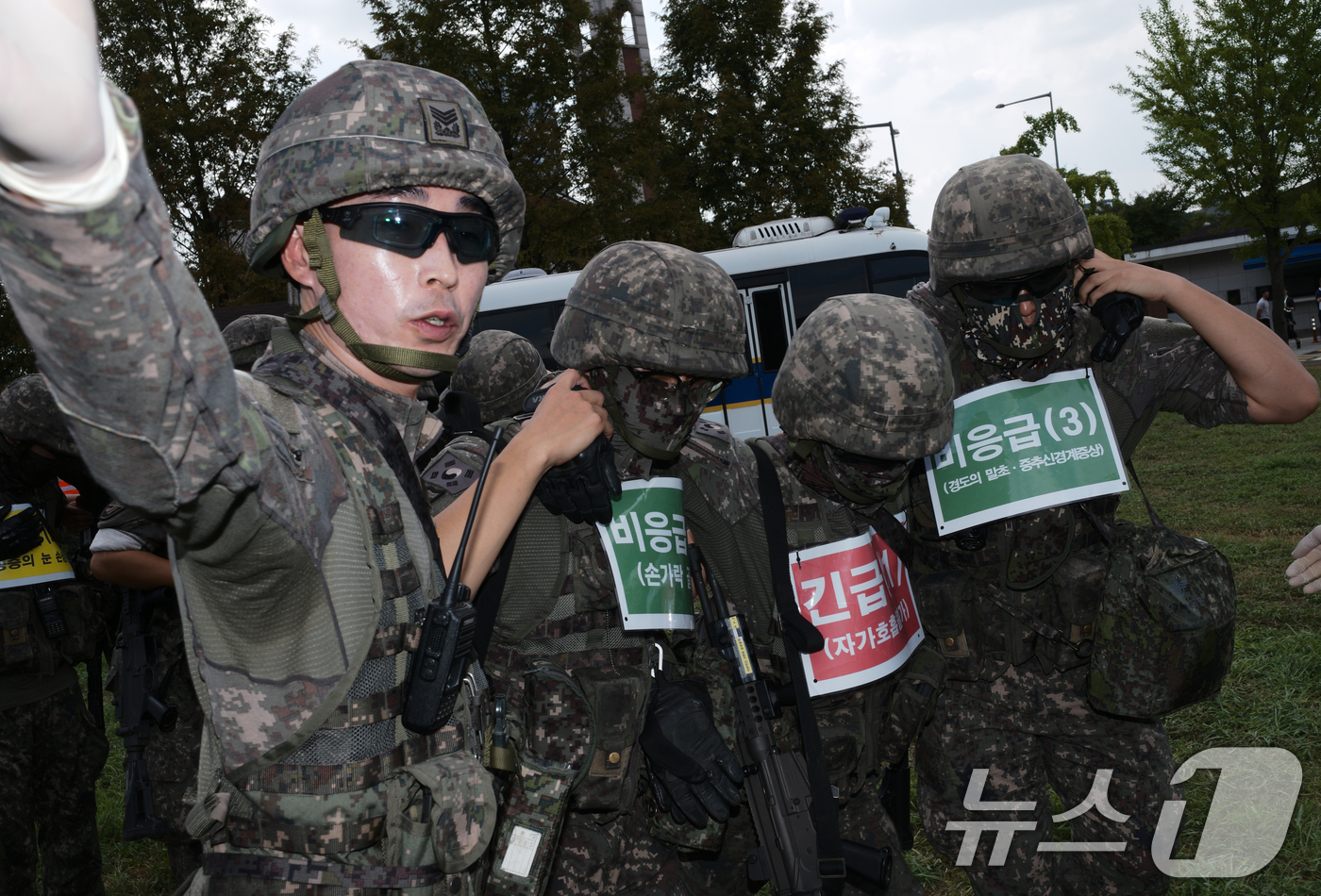 (수원=뉴스1) 김영운 기자 = 20일 경기 수원시 영통구 국토지리정보원에서 열린 '화생방테러 대비 민·관·군·경·소방 통합대응훈련'에서 육군 제51보병사단 수원대대 장병들이 화생 …