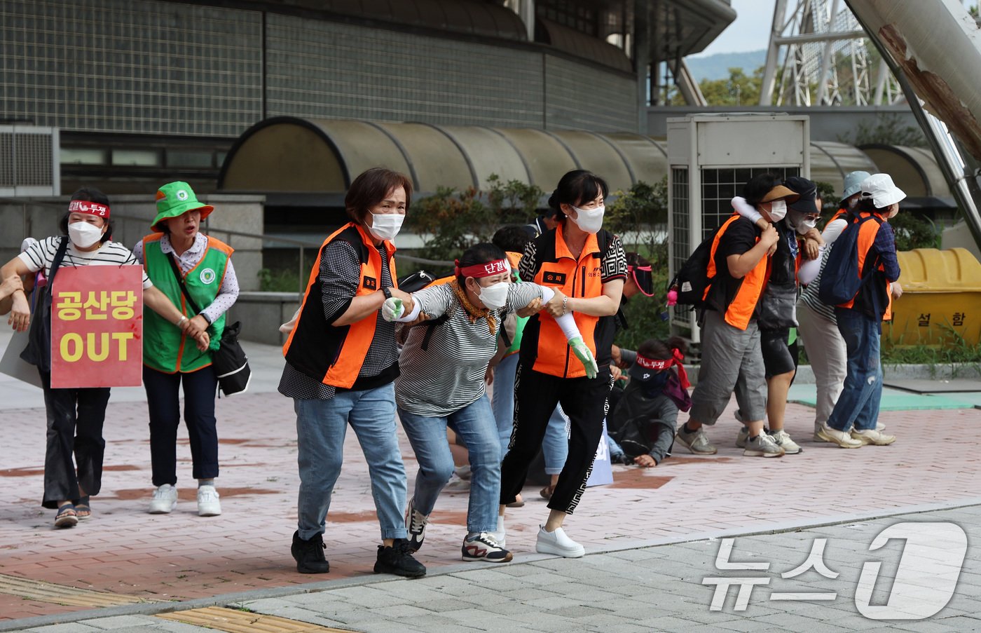 본문 이미지 - 20일 오후 서울 송파구 올림픽공원에서 대테러 종합훈련에서 의용소방대원들이 시민들을 대피시키고 있다. 2024.8.20/뉴스1 ⓒ News1 구윤성 기자
