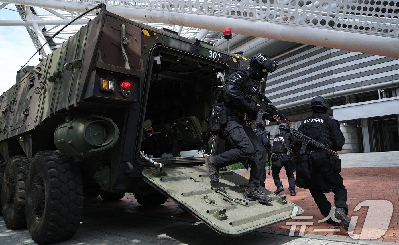 본문 이미지 - 20일 오후 서울 송파구 올림픽공원에서 대테러 종합훈련에서 군 특수임무대 장병들이 테러 현장으로 향하고 있다.  2024.8.20/뉴스1 ⓒ News1 구윤성 기자