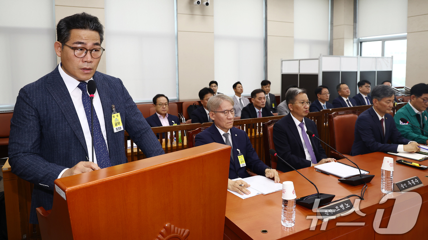 (서울=뉴스1) 김민지 기자 = 백해룡 경정(전 영등포서 형사과장)이 20일 오후 서울 여의도 국회 행정안전위원회에서 열린 마약수사 외압 의혹 관련 청문회에서 질의에 답변하고 있다 …