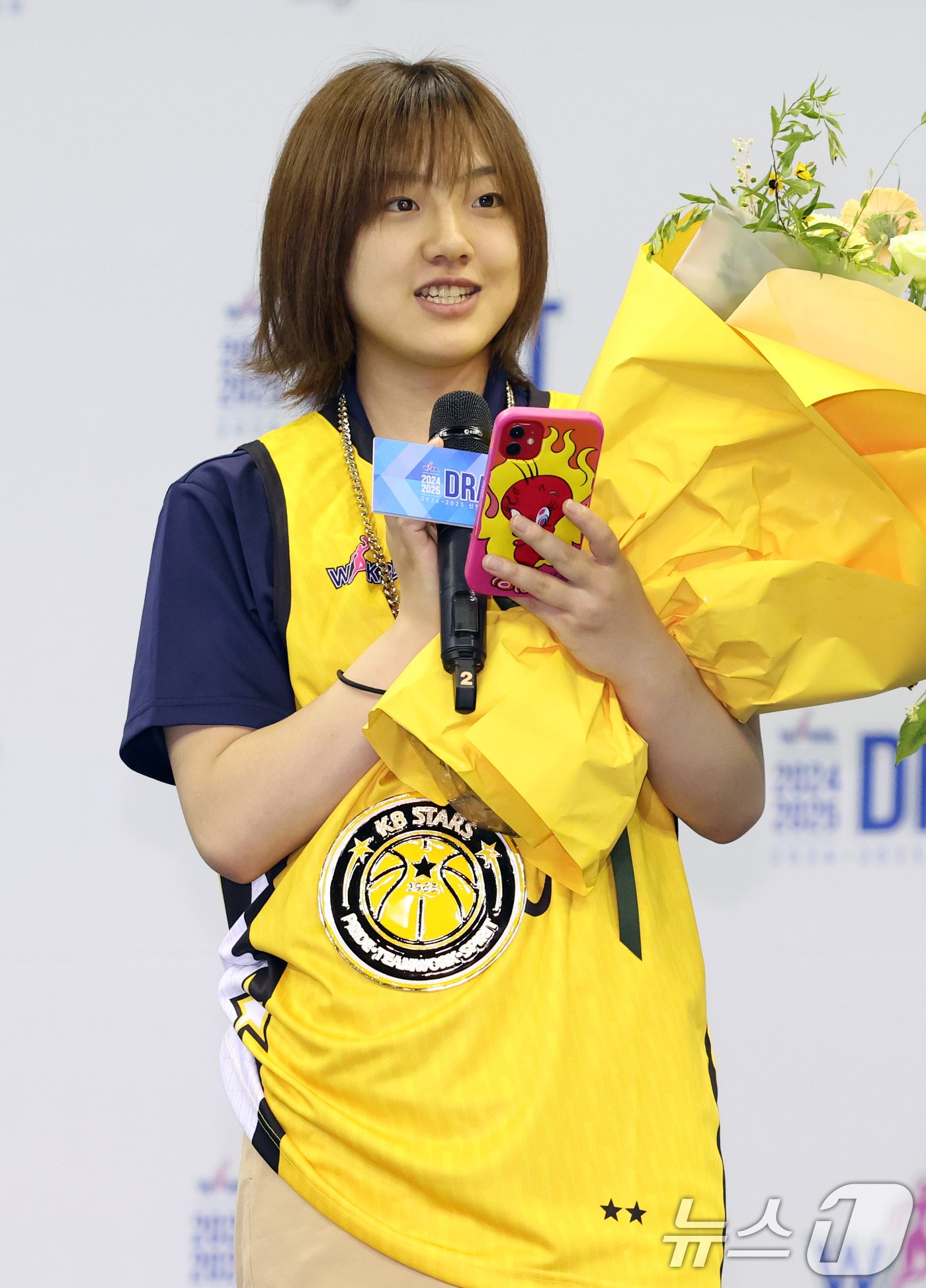 본문 이미지 - 20일 오후 경기도 부천시 부천체육관에서 열린 2024~2025 여자프로농구 WKBL 신인선수 드래프트에서 2라운드 2순위로 KB스타즈에 지명된 오카쿠치 레이리&#40;쇼인대학&#41;이 소감을 밝히고 있다. 2024.8.20/뉴스1 ⓒ News1 김명섭 기자