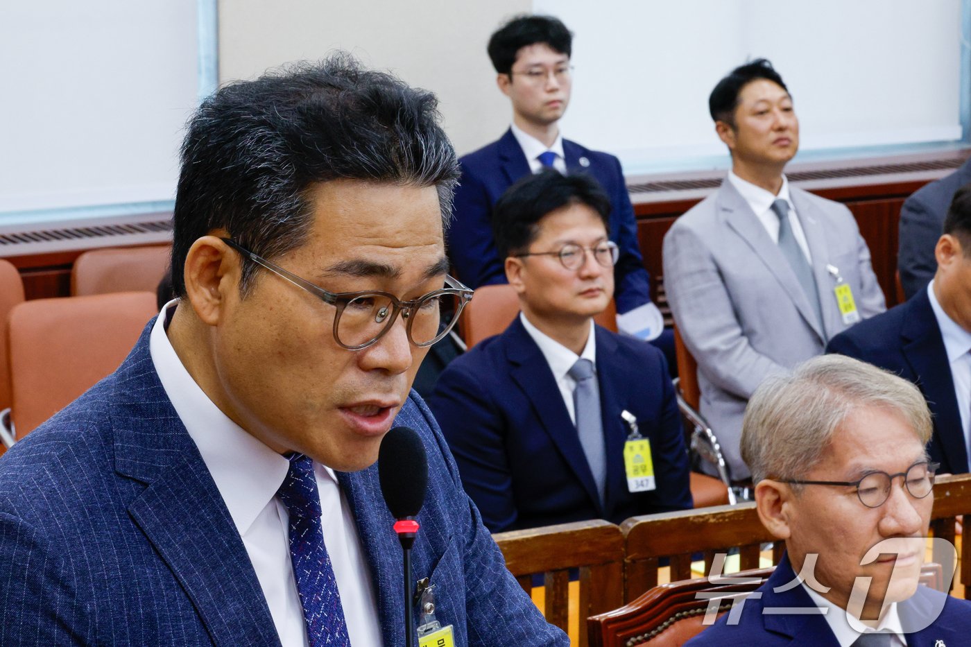 본문 이미지 - 백해룡 경정(전 영등포서 형사과장)이 20일 오후 서울 여의도 국회 행정안전위원회에서 열린 마약수사 외압 의혹 관련 청문회에 출석해 의원 질의에 답하고 있다. 오른쪽은 김찬수 대통령실 지방시대비서관실 행정관(전 영등포서장), 조병노 경무관(전 서울경찰청 생활안전부장). 2024.8.20/뉴스1 ⓒ News1 안은나 기자