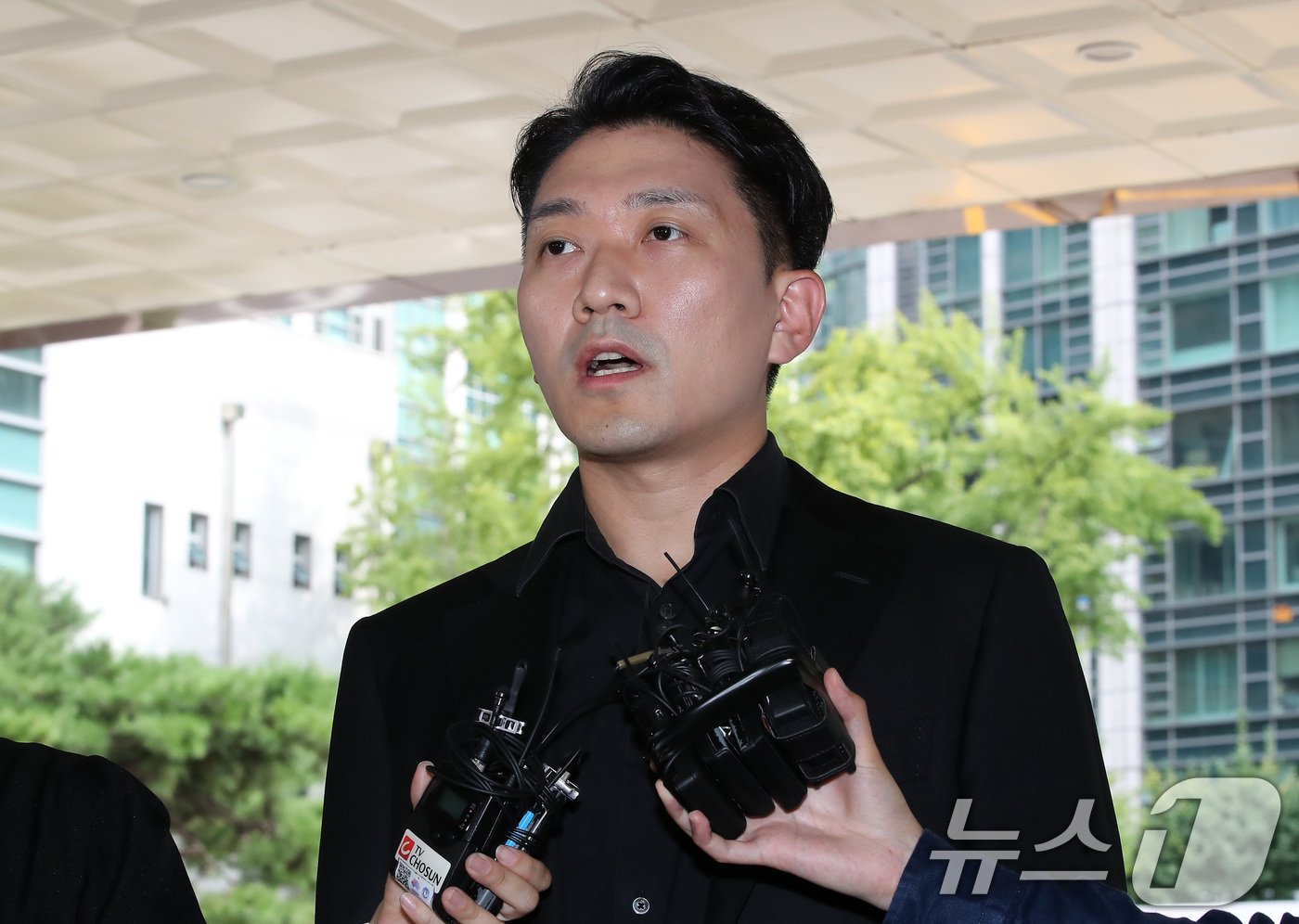 본문 이미지 - 명예훼손, 증거인멸 등 혐의로 고소된 기동훈 의사·의대생 커뮤니티 메디스태프 대표가 20일 오후 종로구 서울경찰청 사이버수사대로 출석하며 입장을 밝히고 있다. 2024.8.20/뉴스1 ⓒ News1 박세연 기자