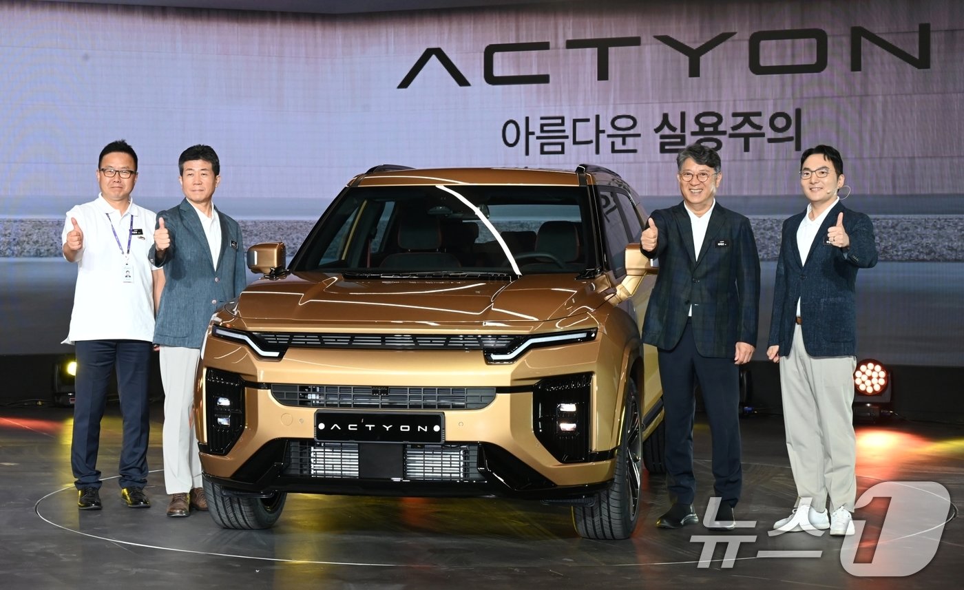 본문 이미지 - 20일 경기 평택 KG 모빌리티 본사 디자인센터에서 열린 브랜드 전략 발표 및 중형 SUV '액티언' 출시 행사에서 곽재선 회장(오른쪽 두 번째), 박장호 대표이사(왼쪽 두 번째), 황기영 대표이사(왼쪽 첫 번째), 곽정현 사업전략부문장이 포즈를 취하고 있다. (KG모빌리티 제공) 2024.8.20/뉴스1