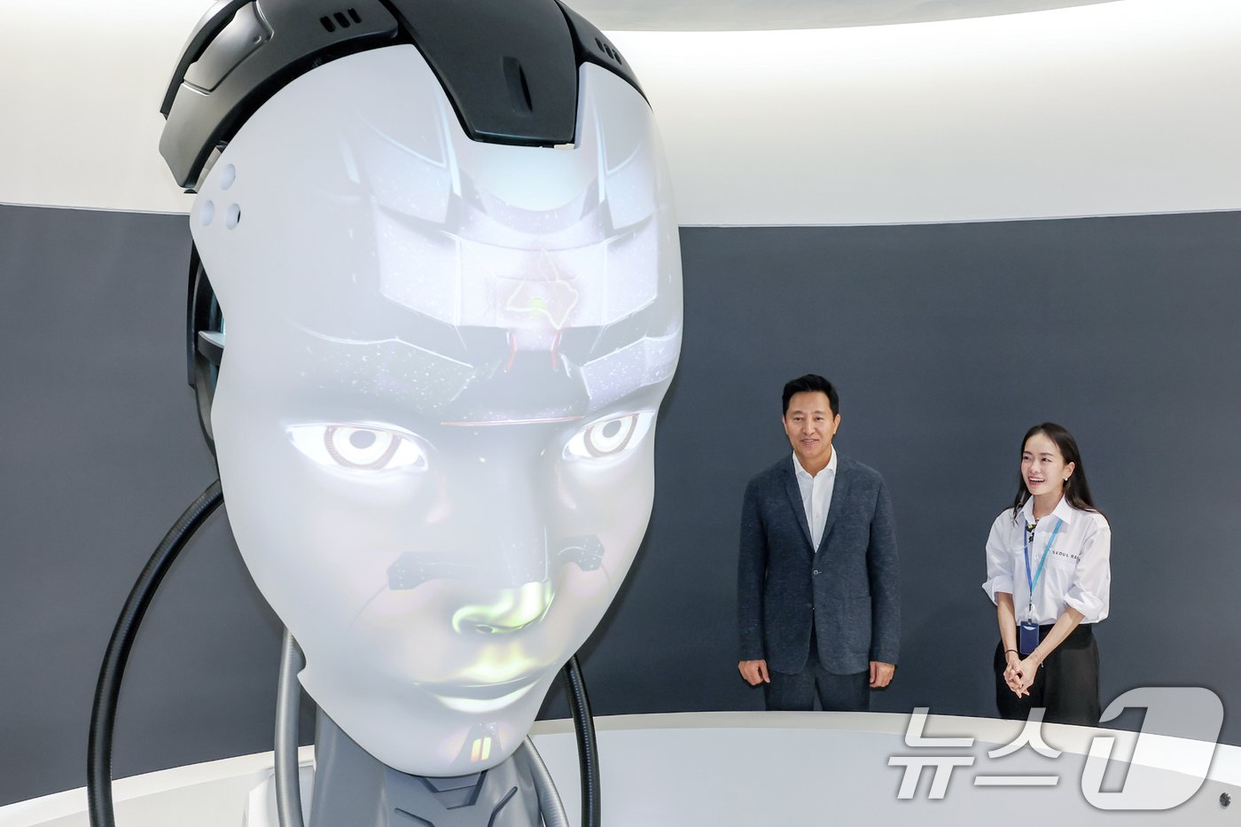 본문 이미지 - 오세훈 서울시장이 20일 서울 도봉구 서울로봇인공지능과학관에서 열린 개관식에 참석해 메타 휴머노이드 마스크봇(인공지능 챗봇)을 관람하고 있다. 2024.8.20/뉴스1 ⓒ News1 민경석 기자