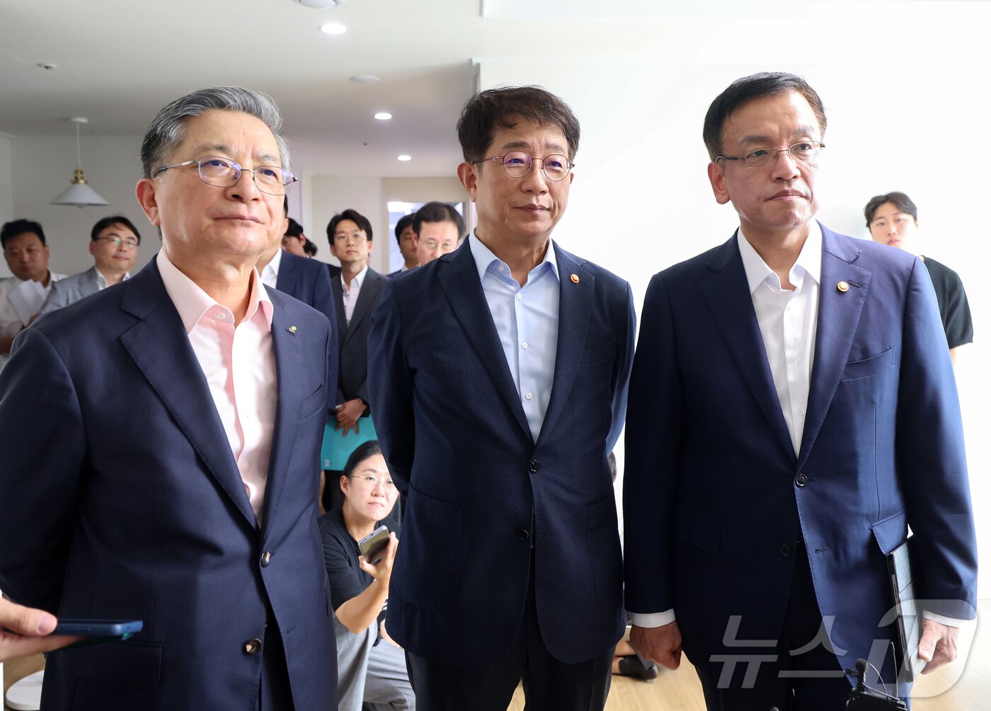 본문 이미지 - 이한준 LH공사 사장&#40;왼쪽&#41;이 20일 오후 경기도 부천시 여월동 매입임대주택 현장에 참석해 브리핑을 듣고 있다. 왼쪽부터 이한준 LH공사 사장, 박상우 국토교통부 장관, 최상목 대통령 권한대행 부총리 겸 기획재정부 장관. &#40;공동취재&#41; 2024.8.20/뉴스1 ⓒ News1 이재명 기자