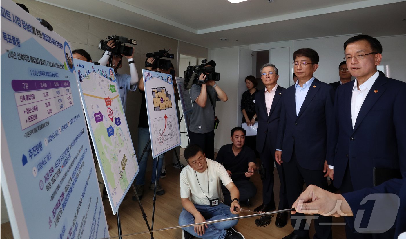 본문 이미지 - 최상목 부총리 겸 기획재정부 장관&#40;오른쪽&#41;이 20일 오후 경기도 부천시 여월동 매입임대주택 현장에 참석해 브리핑을 듣고 있다. 왼쪽부터 이한준 LH공사 사장, 박상우 국토교통부 장관, 최 부총리. &#40;공동취재&#41; 2024.8.20/뉴스1 ⓒ News1 이재명 기자