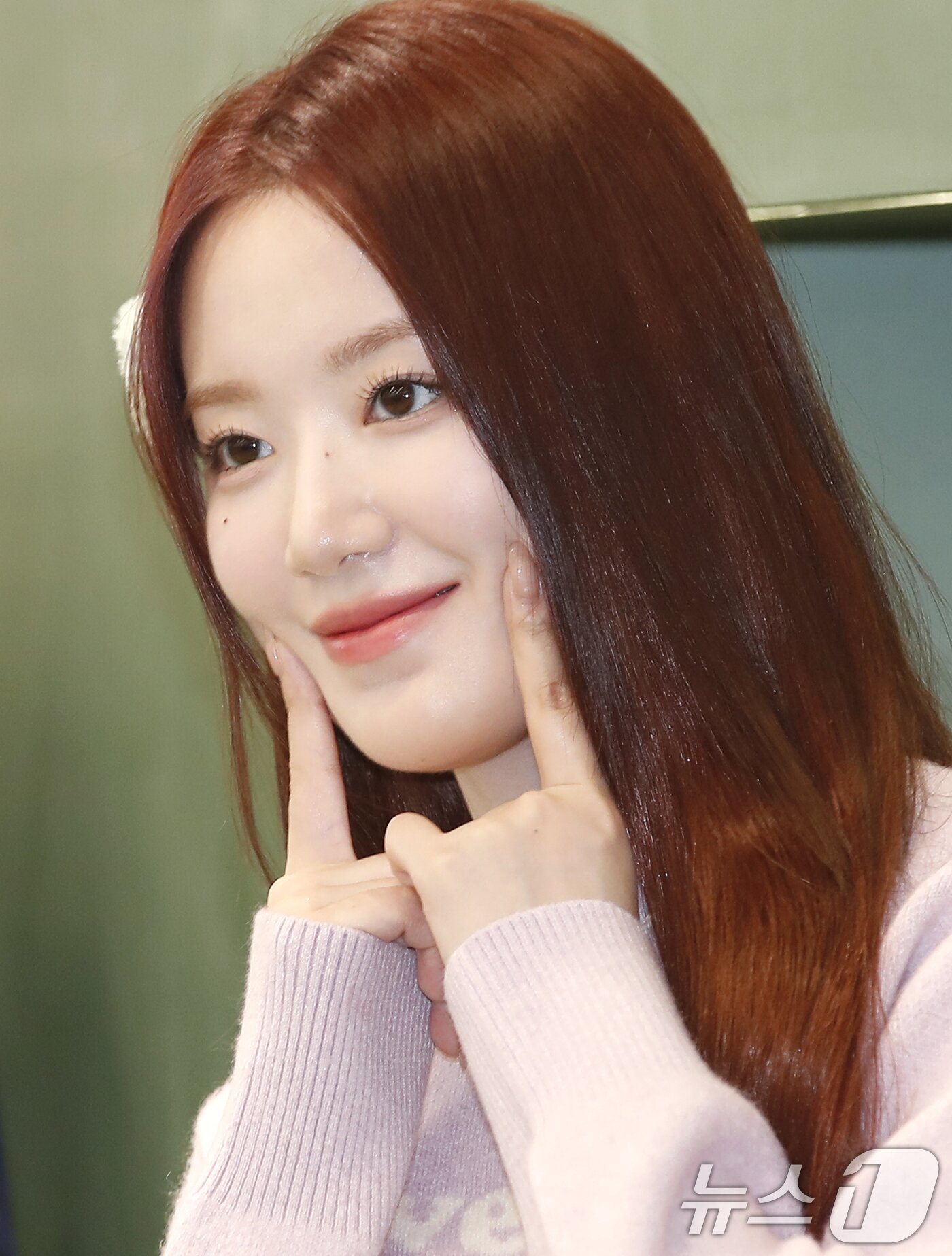 본문 이미지 - (여자)아이들 슈화가 20일 오후 서울 중구 커버낫 명동 플래그쉽 스토어에서 열린 오픈 기념 행사에 참석해 볼 콕 포즈를 취하고 있다. ⓒ News1 권현진 기자