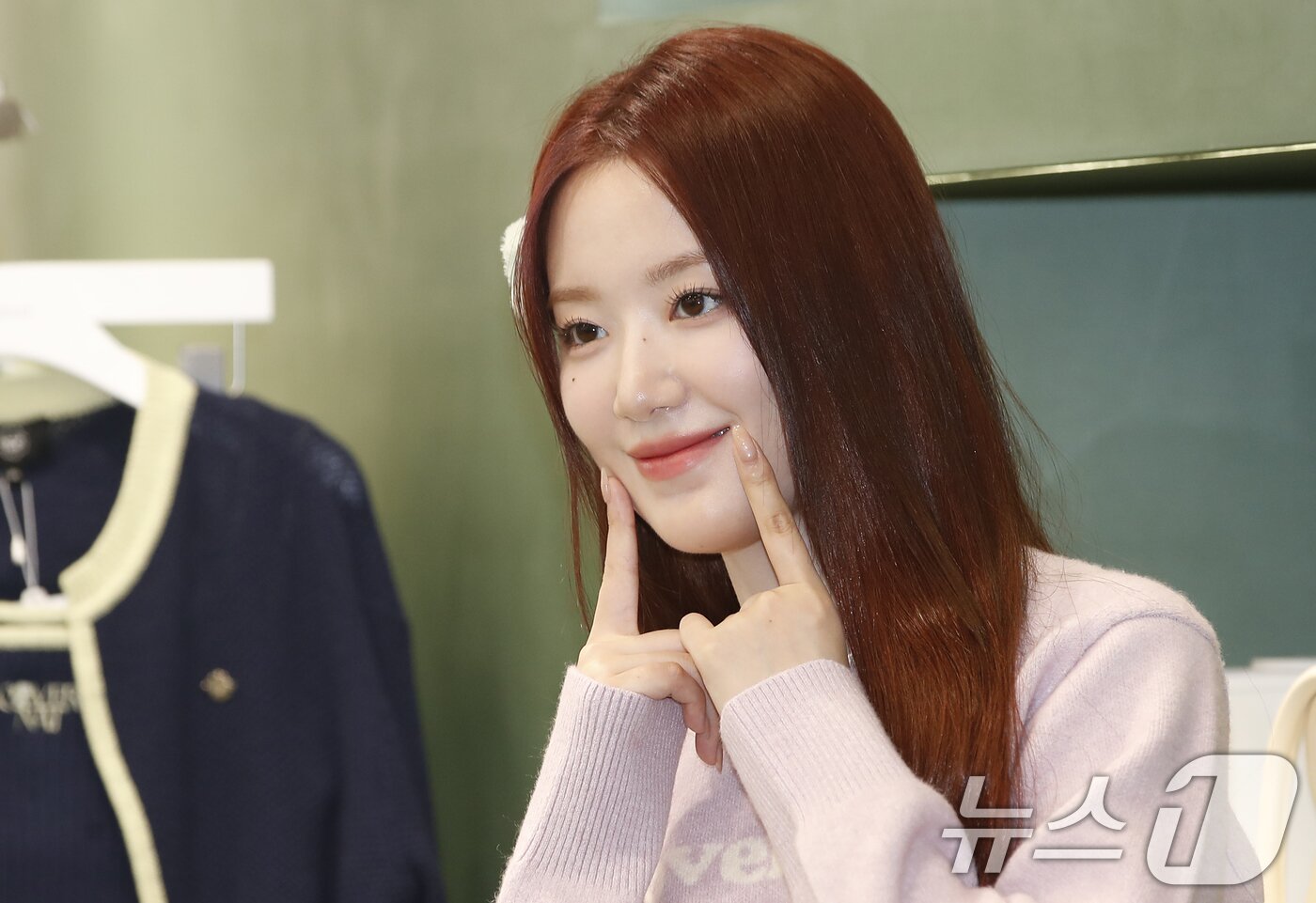 본문 이미지 - (여자)아이들 슈화가 20일 오후 서울 중구 커버낫 명동 플래그쉽 스토어에서 열린 오픈 기념 행사에 참석해 볼 콕 포즈를 취하고 있다. ⓒ News1 권현진 기자