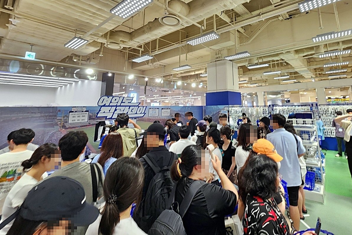 본문 이미지 - 더현대서울에서 진행된 '최강야구' 팝업스토어에 많은 고객들이 참여하고 있다. (현대백화점 제공)